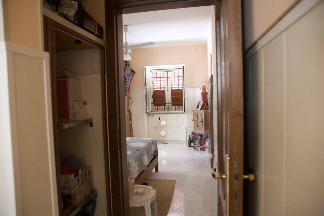 Accogliente camera da letto con arredi pratici e spaziosi, illuminata da luce naturale e finestre con ventilazione, perfetta per una casa funzionale e confortevole.