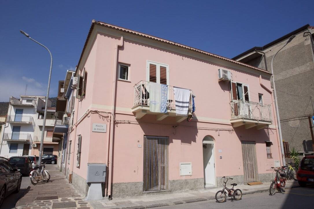 Colorato appartamento plurilocale in centro storico con balconi e finestre con persiane, zona residenziale tranquilla vicino a servizi e negozi. Ottima opportunità immobiliare.