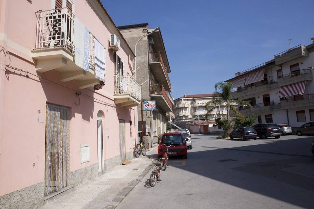 Exe9YfO4b7dJq7WgU5CGlw14612464.jpg, Case vicino al mare con balconi e parcheggio in un quartiere residenziale di Napoli. Immagine di edifici familiari e strada tranquilla, ideale per investimenti immobiliari e affitti turistici., Edifici residenziali nel quartiere di Napoli con balconi, parcheggio e atmosfera tranquilla, perfetti per investimenti immobiliari e affitti turistici, includendo case vicino al mare e ambienti di vita urbana.