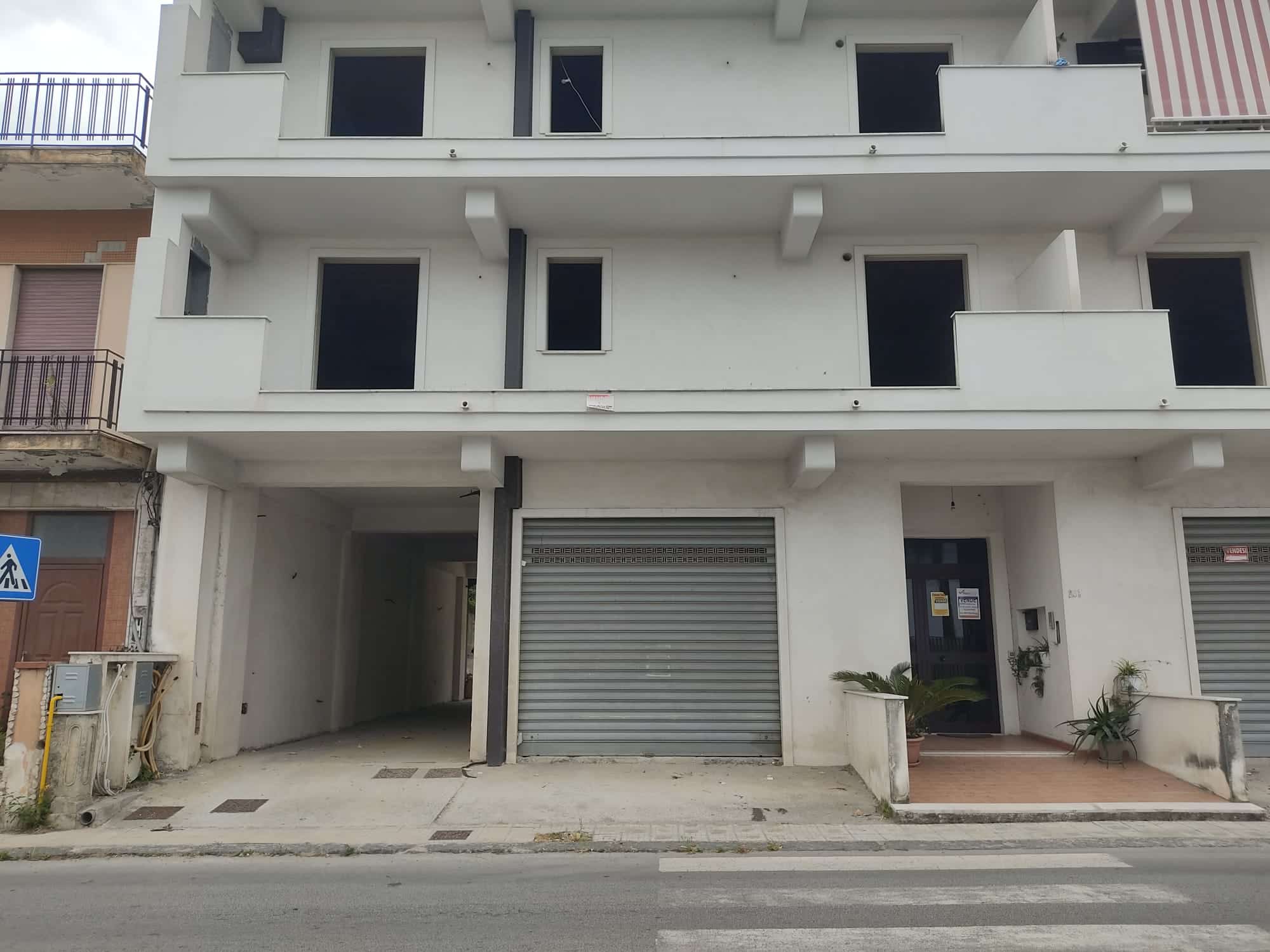 a5a4b83a-b1ed-486e-9135-a027dba1ba66 Ampio edificio residenziale con negozi al piano terra, balconi e garage, vicino al centro, in una zona urbana con infrastrutture pubbliche e attività commerciali. Ottima opportunità di investimento immobiliare.
