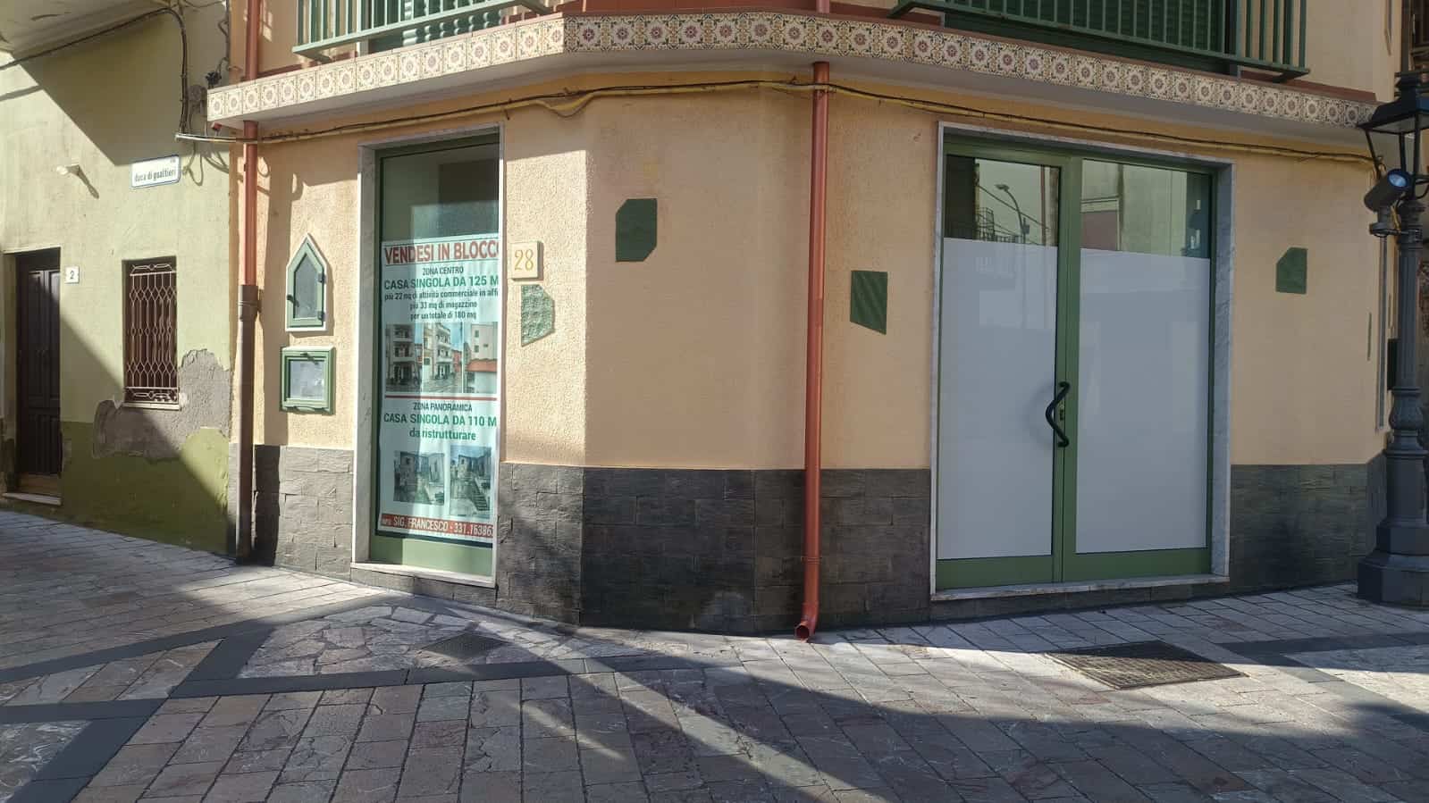 Vendita appartamento in zona centrale con negozi nelle vicinanze, facciata luminosa, porta vetrata, spazi commerciali, investimento immobiliare, NextCasa.