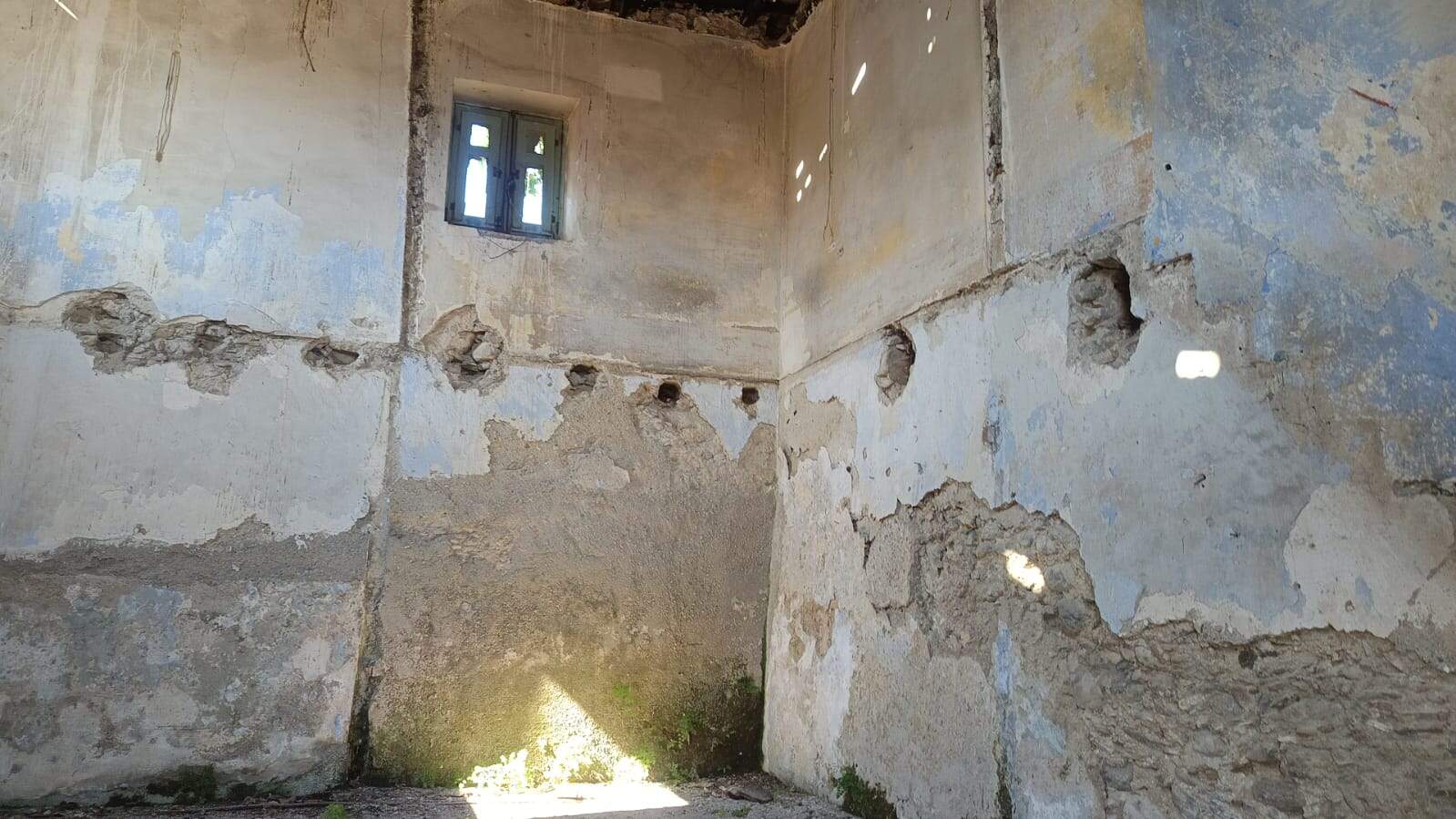 Lastre di muratura in fase di ristrutturazione con antiche pareti in pietra, ideali per progetti di recupero e restauro immobiliare. Possono essere trasformate in ambienti di design rustico o industriale.