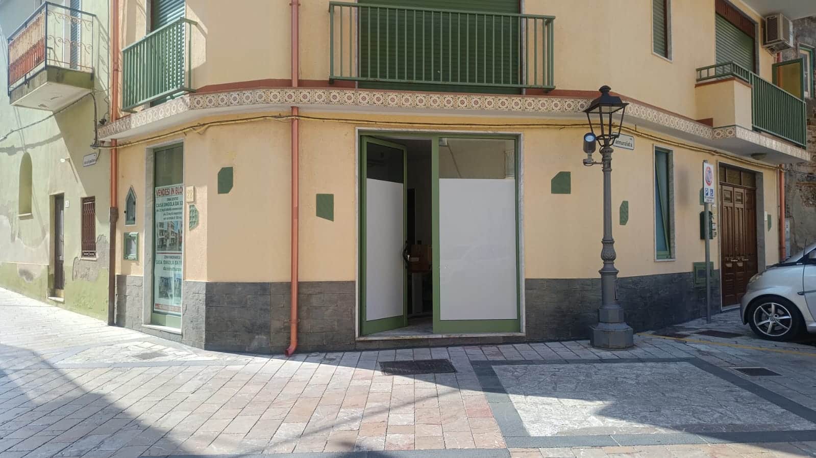 f652f7f5-7f20-478f-8962-f9354bcc63ab Vetrina commerciale su strada con porta a vetri e spazio per esposizioni, su edificio storico in pietra e muratura, in zona residenziale di charme a NextCasa, perfetta per attività di negozio o ufficio.