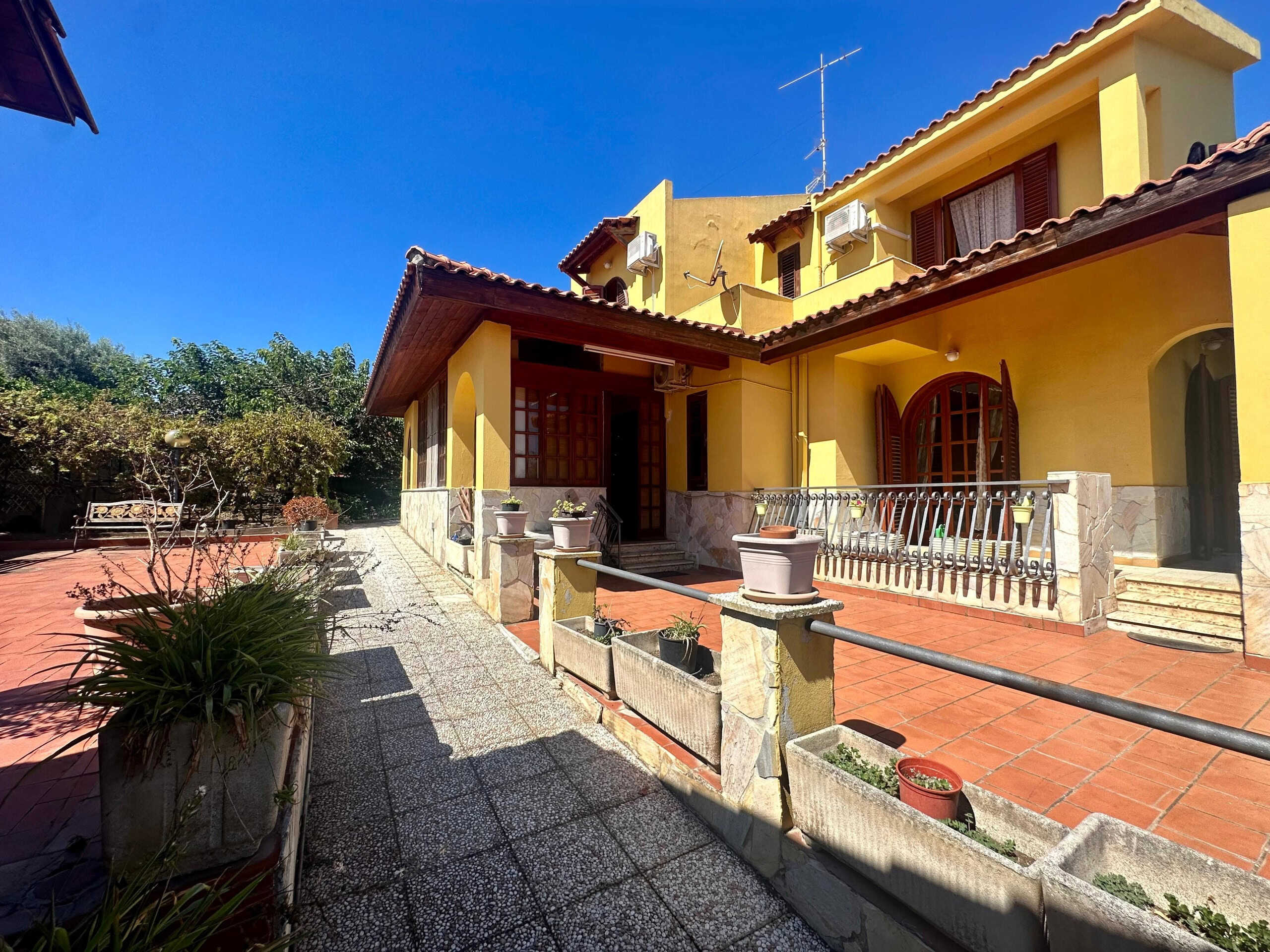 Villa singola con giardino e terrazza, architettura in stile mediterraneo, casa indipendente NextCasa, ideale per residenza e investimento immobiliare.
