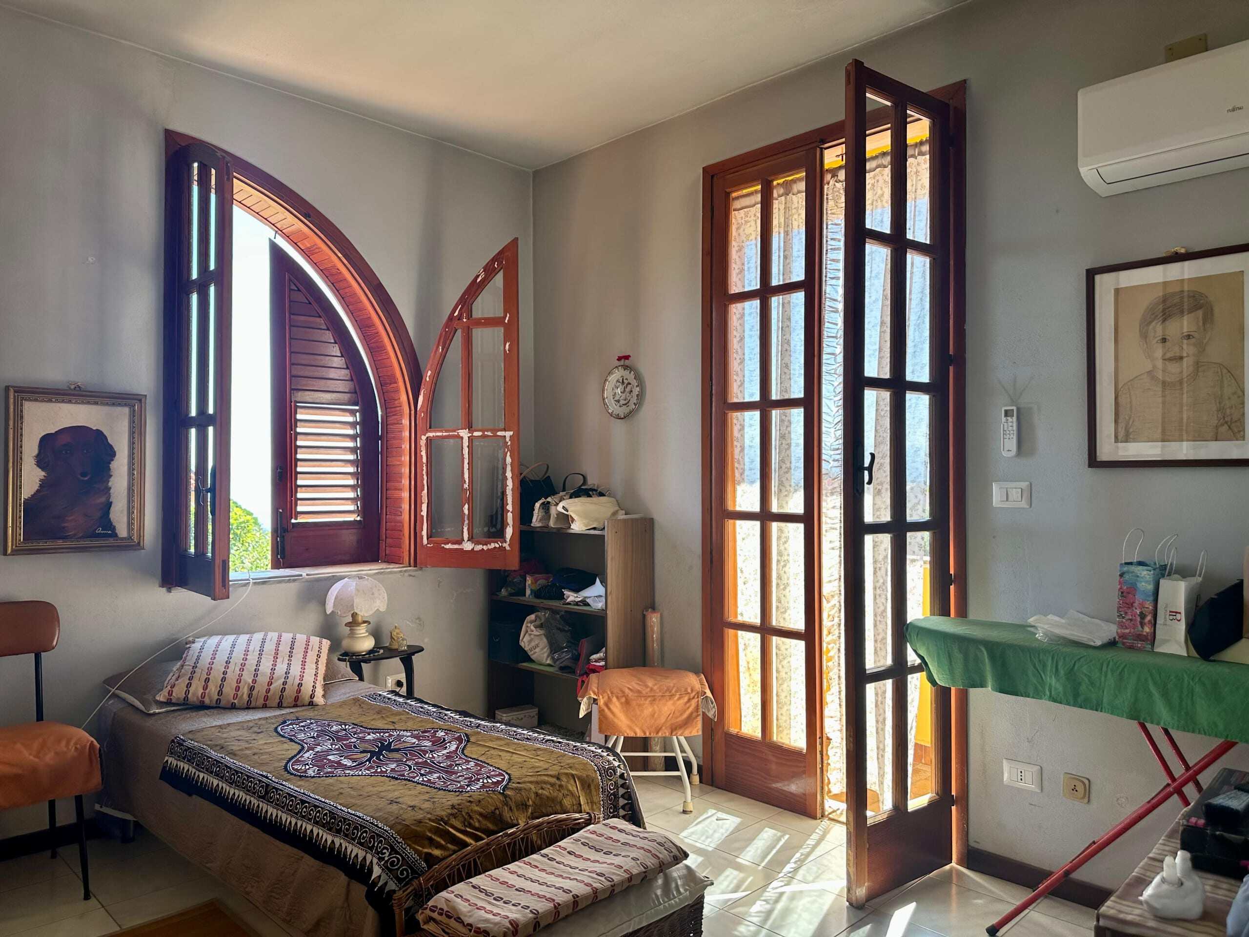 Finestra in legno con persiane a half, camera da letto luminosa, anta aperta, luce naturale, arredamento semplice, ambiente accogliente, stile classico, casa di campagna, interni confortevoli, spazio abitativo, arredamento domestico, stile tradizionale, atmosfera calda, NextCasa.