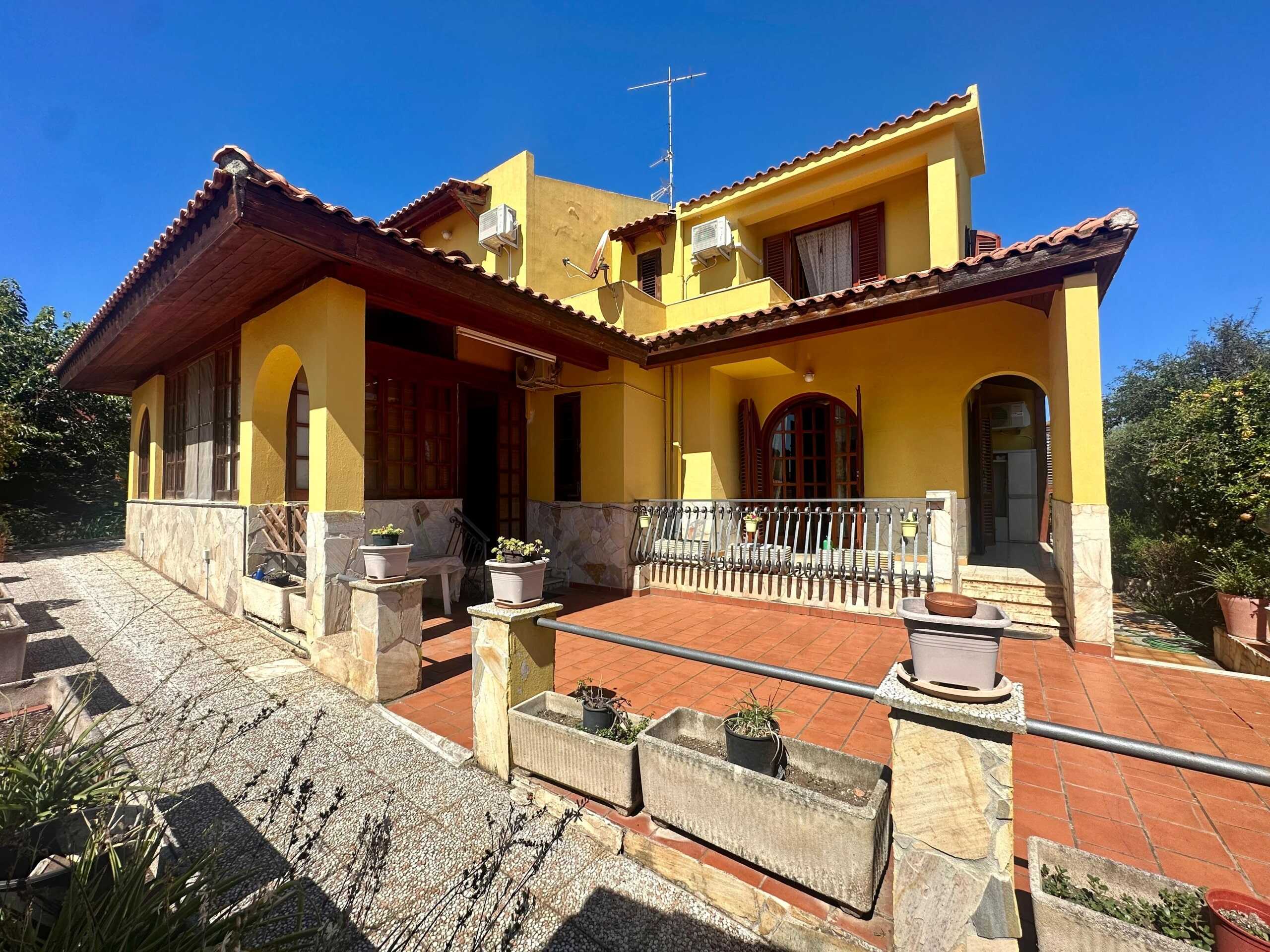 Casa indipendente in affitto con giardino privato, ideale per investimento immobiliare, situata in zona tranquilla vicino ai servizi, con spazi esterni e terrazza.