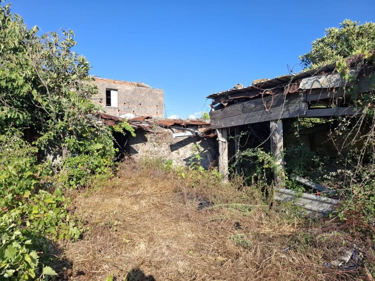 Terratetto con giardino, pozzo e palmento in via Stretto Contura, Barcellona P.G., Me
