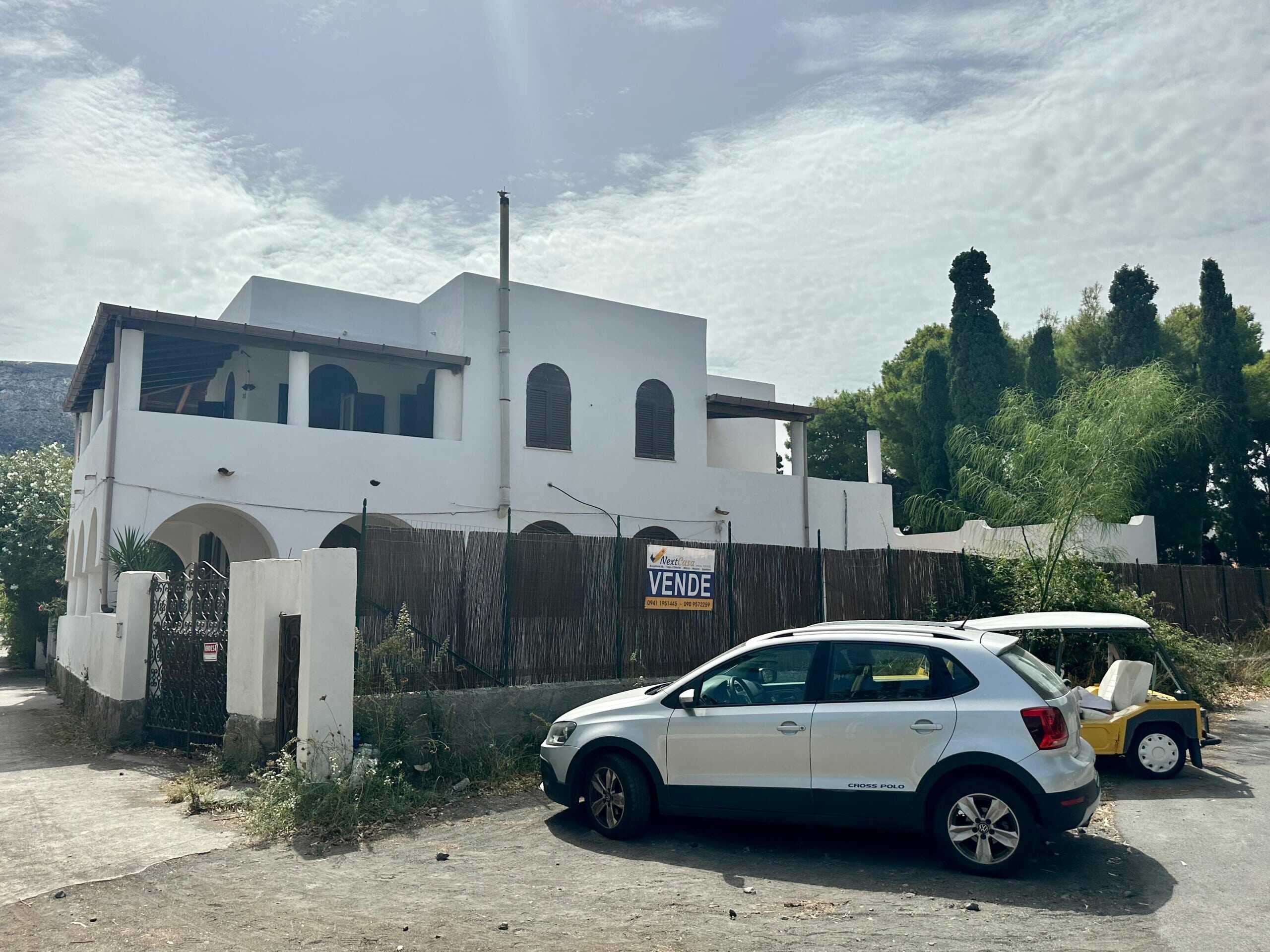 Vende casa indipendente in stile tradizionale con ampie terrazze e giardino, posizione tranquilla, ottima per investimento o residenza, vicino alle principali vie di comunicazione e servizi.