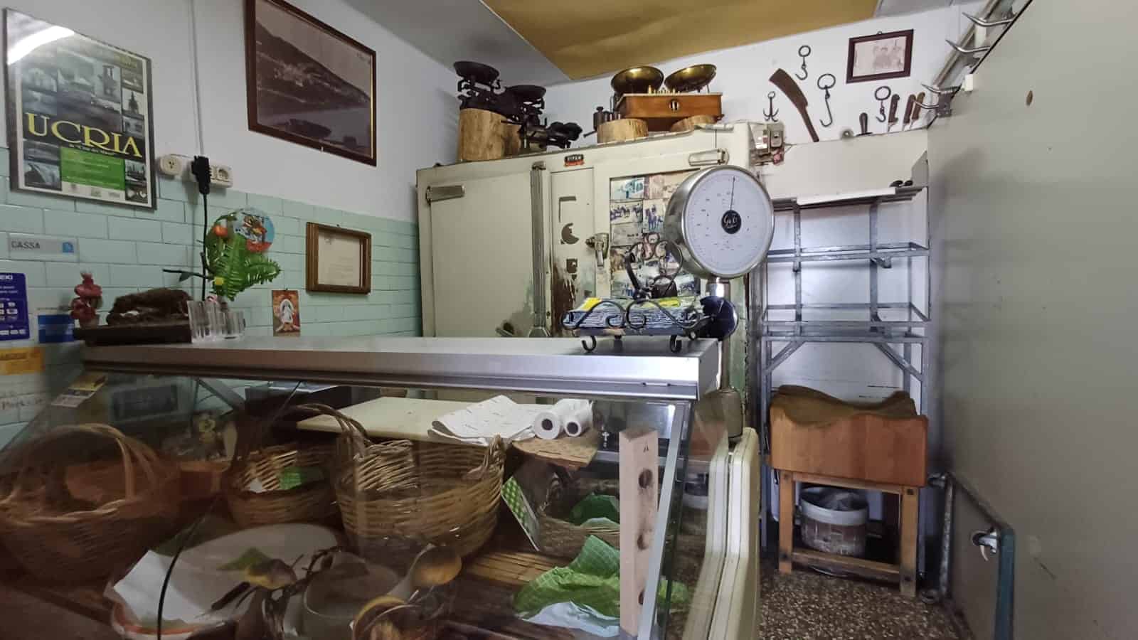 1. Ripiano di pesce con cesti di vimini, spazio per prodotti freschi e decorazioni rustiche, in un negozio alimentare tradizionale.