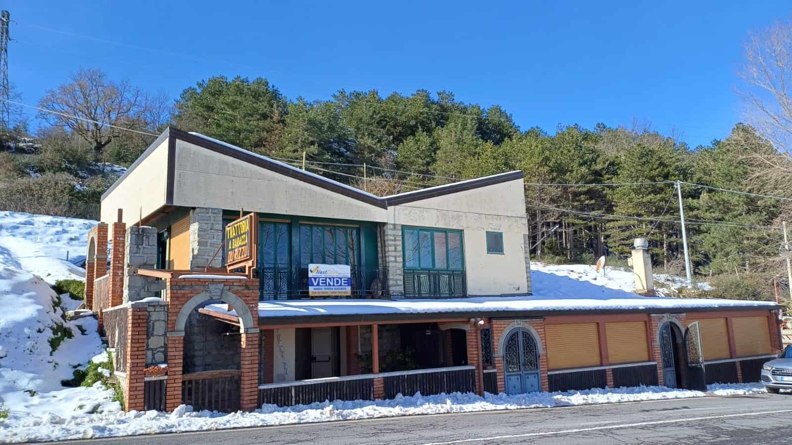 Casa indipendente in vendita con ampi spazi esterni e vista sulla natura, ideale per investimento immobiliare, con possibilità di personalizzazione. Servizi e comfort inclusi.