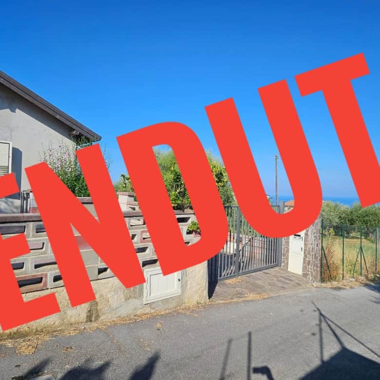 Ampia casa indipendente in vendita con vista mare, giardino e strada asfaltata, situata in zona tranquilla e panoramica, ideale per investimento immobiliare o residenza privata.