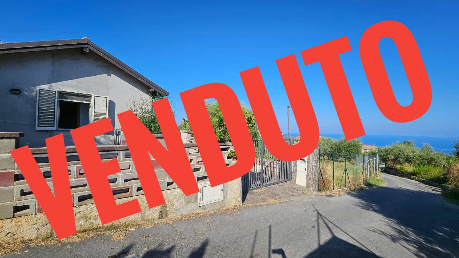 Ampia casa indipendente in vendita con vista mare, giardino e strada asfaltata, situata in zona tranquilla e panoramica, ideale per investimento immobiliare o residenza privata.