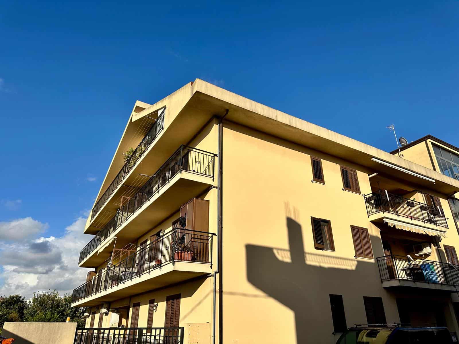 Appartamento moderno con balconi spaziosi e vista panoramica, situato in una zona residenziale tranquilla. Ideale per chi cerca comfort e stile in un contesto urbano.