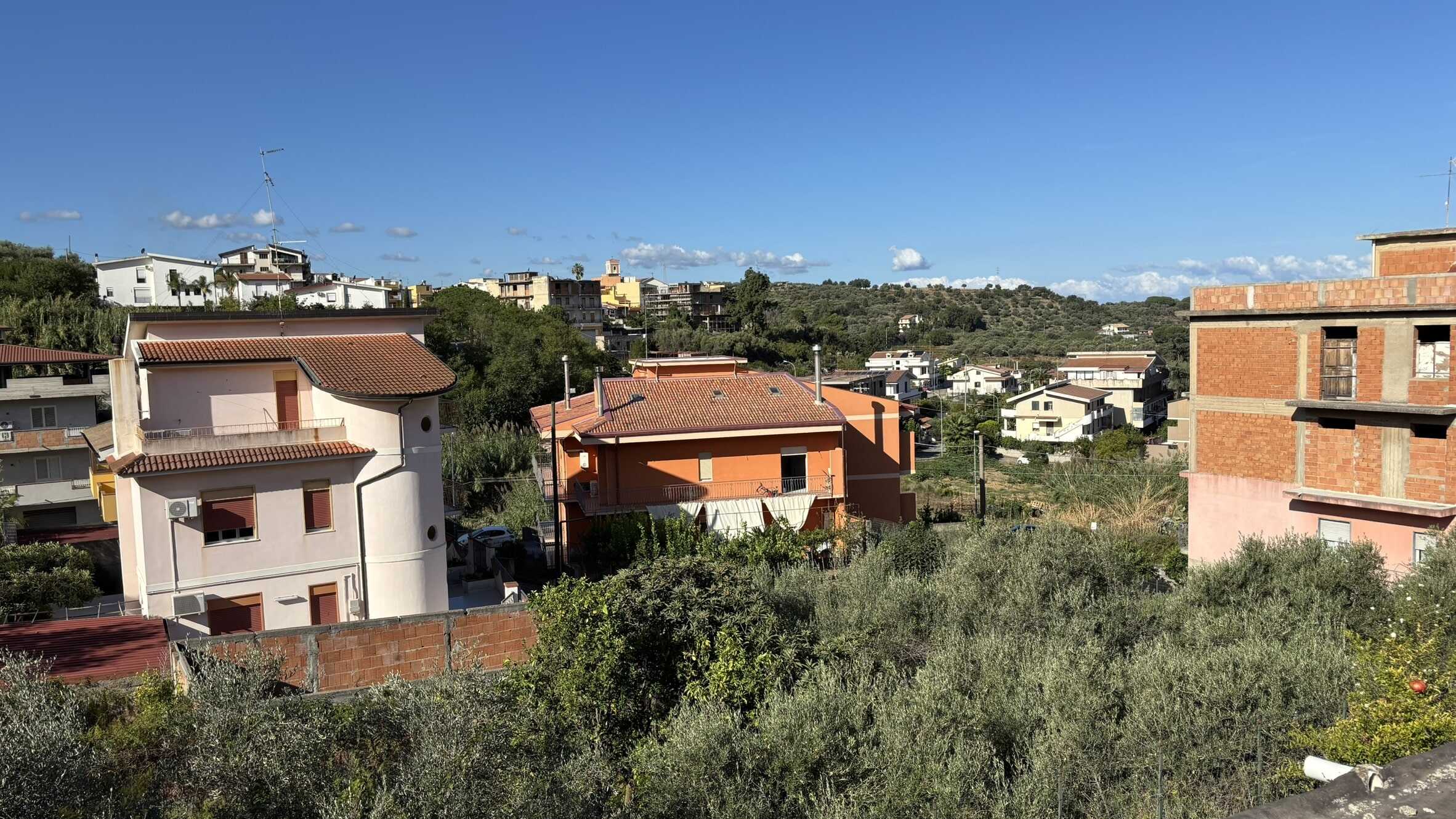 VISTA DI VILLE E CASE IN AREE RESIDENZIALI A POCHI KM DAL MARE CON TONALITÀ CALDE E STRUTTURE MODERNE, IDEALE PER TRASFERIMENTI E INVESTIMENTI IMMOBILIARI A NEXTCASA.