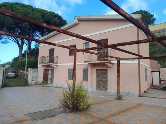 Casa indipendente in fase di ristrutturazione con ampio spazio esterno e tettoia in legno, situata in zona tranquilla con vista su natura e colline. Perfetta per investimento immobiliare.