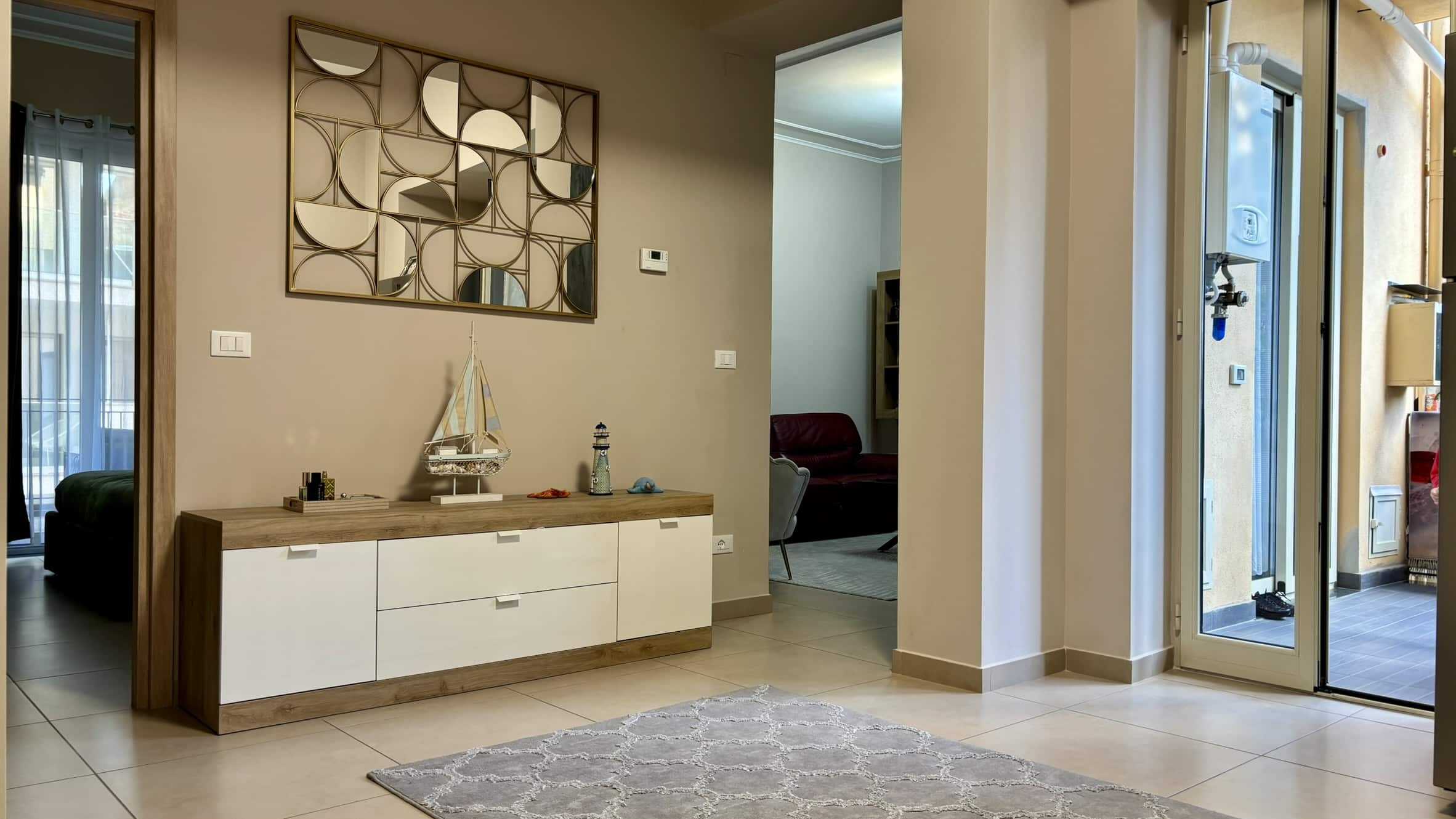 Minimalista mobile soggiorno con decorazioni nautiche, complementi di arredo moderni e ampi spazi luminosi, ideale per vivere in un ambiente confortevole e elegante con prodotti NextCasa.