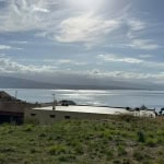 Vista panoramica sul mare e sul paesaggio circostante, con case, vegetazione e cielo nuvoloso, ideale per immagini di immobili residenziali e panorami costieri su NextCasa.