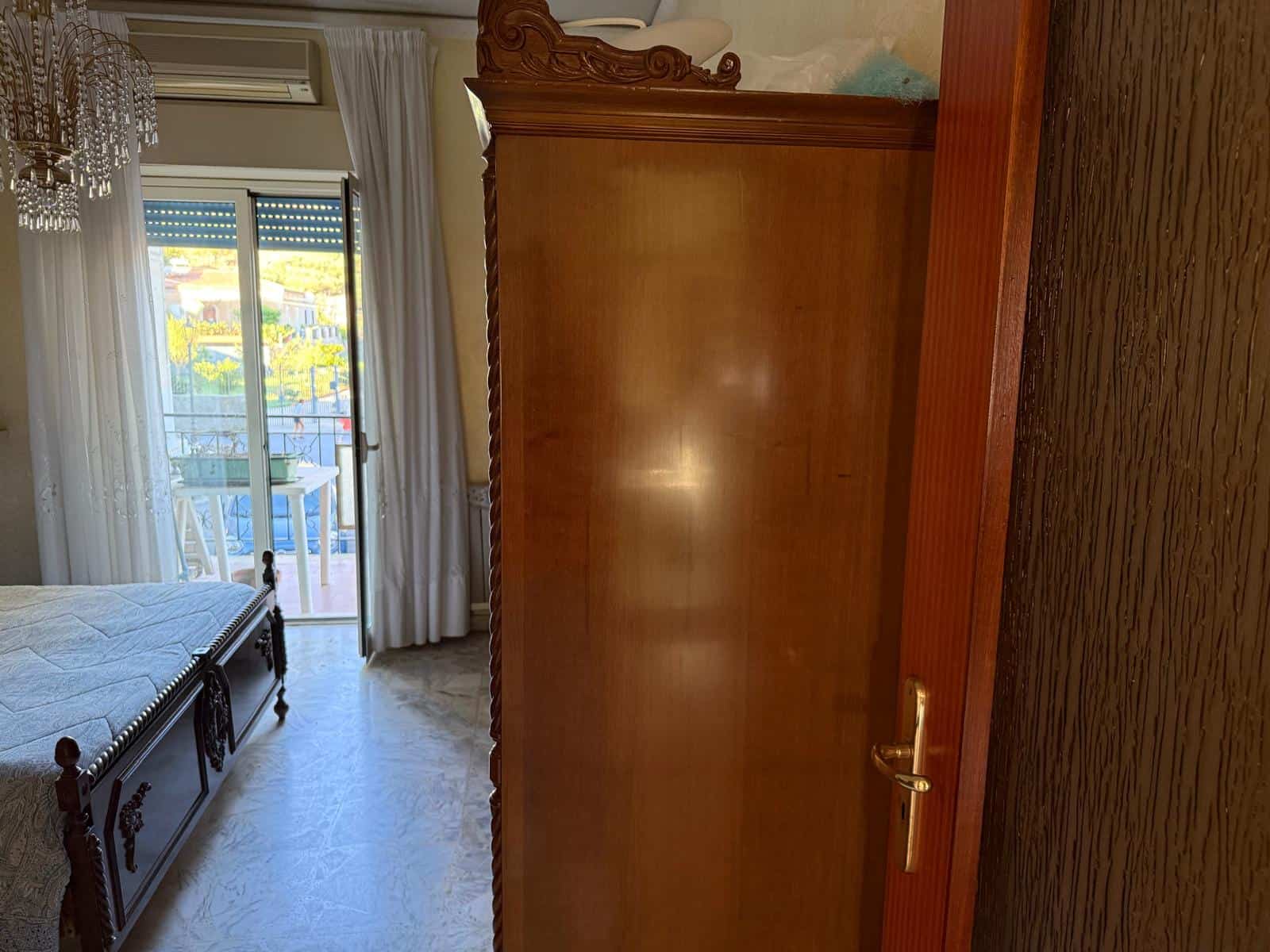 Elegante armadio in legno con grandezza adatta a camere da letto, ottimo per conservare abbigliamento e accessori, perfetto per arredi classici e di alta qualità.