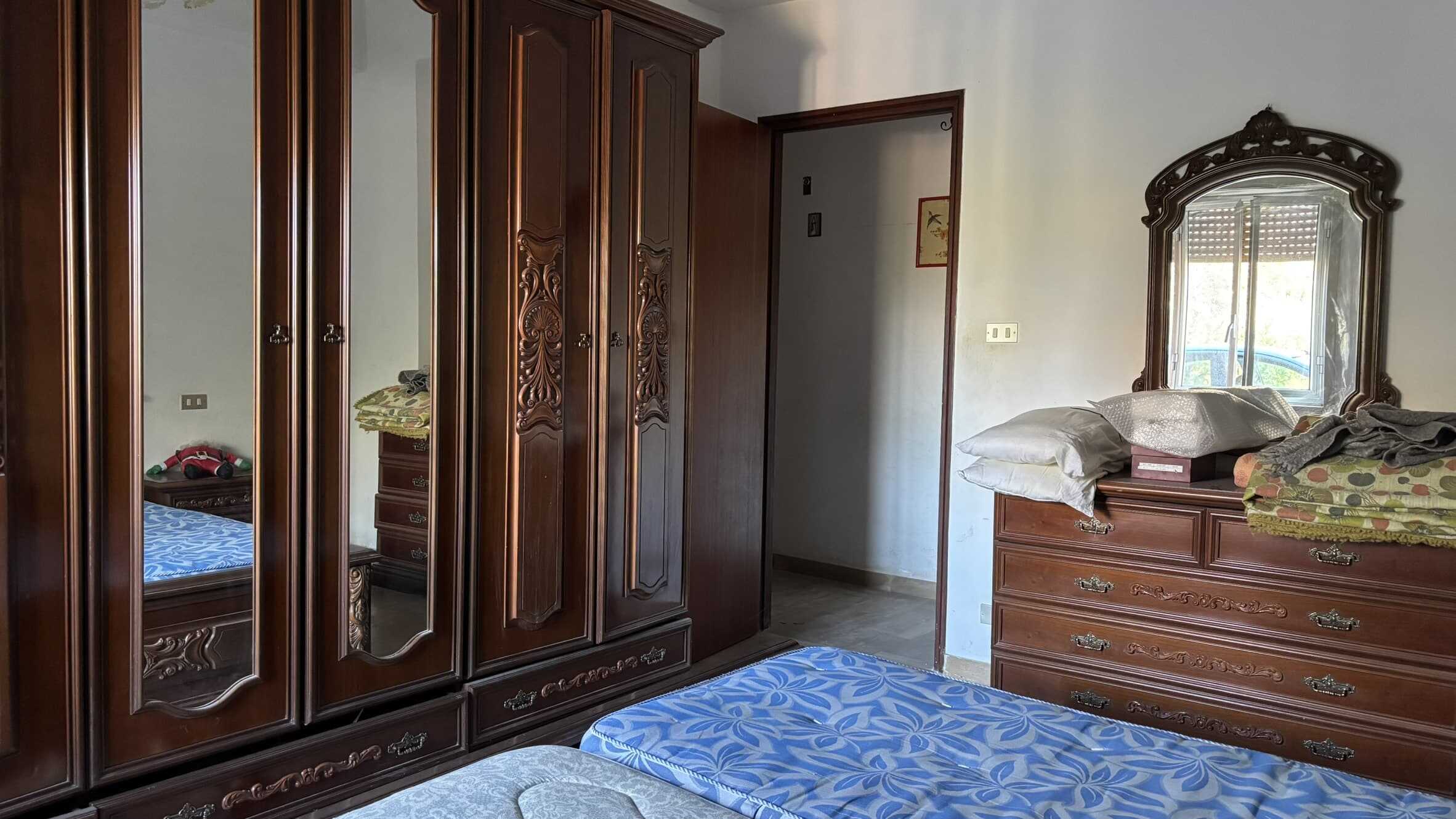 Armadio antico in legno con specchi e cassettiera abbinata in stile classico, arredamento per camere da letto, dettagli di mobilio di alta qualità, NextCasa.