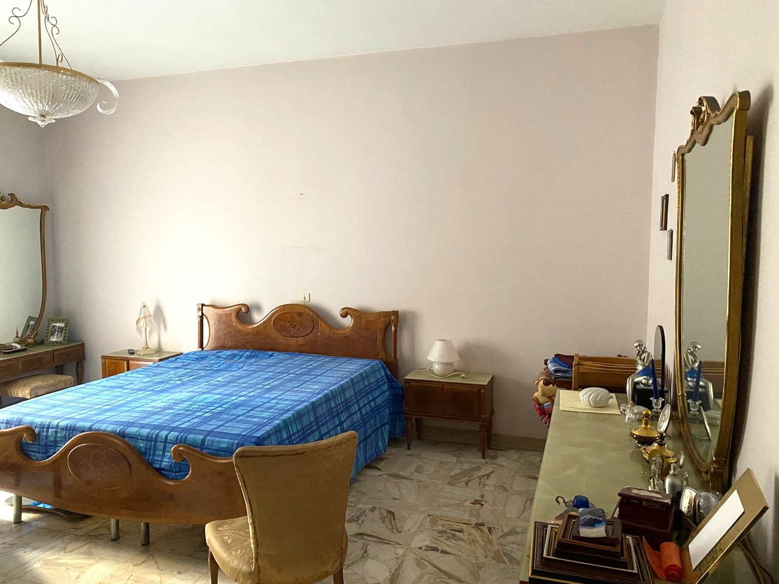 Completo-camera-da-letto-classica-italiana-con-arredi-in-legno-e-specchi-antichi-per-esterni-e-interni.