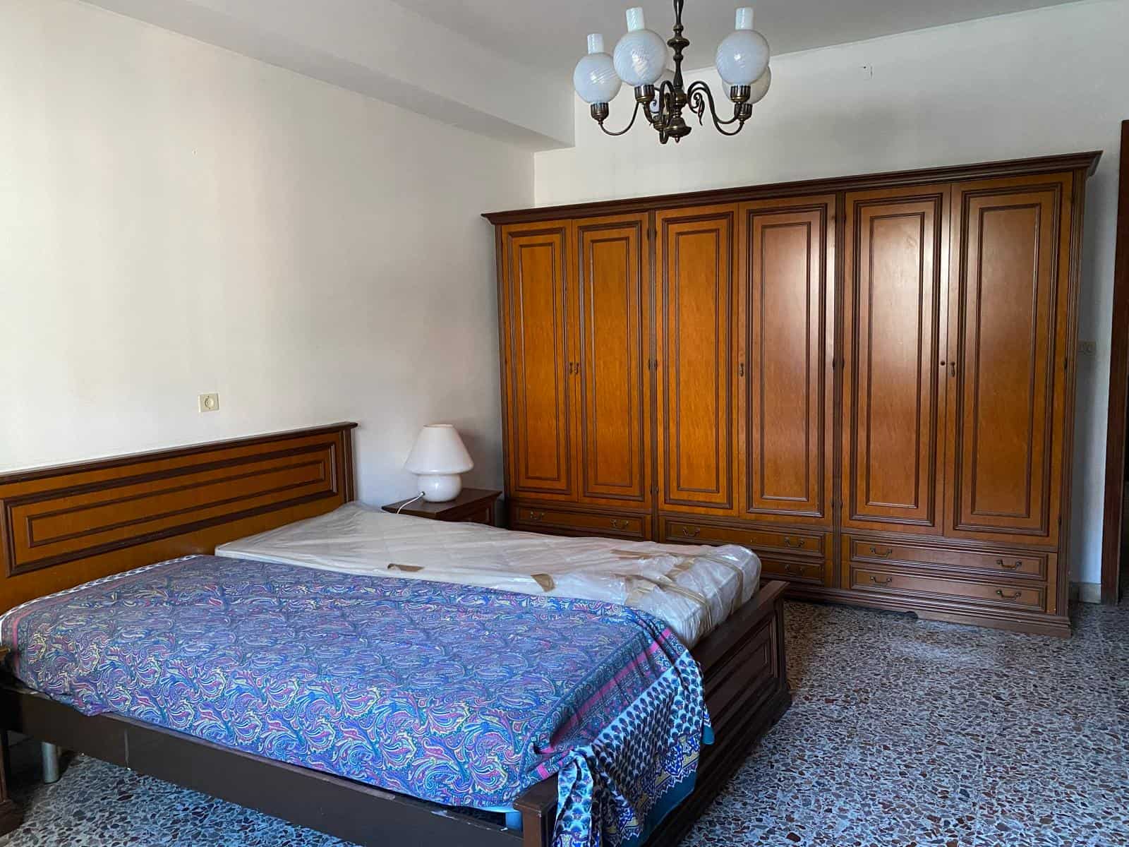 Armadio in legno massiccio, camera da letto, mobili classici, arredi tradizionali, NextCasa a Genova.