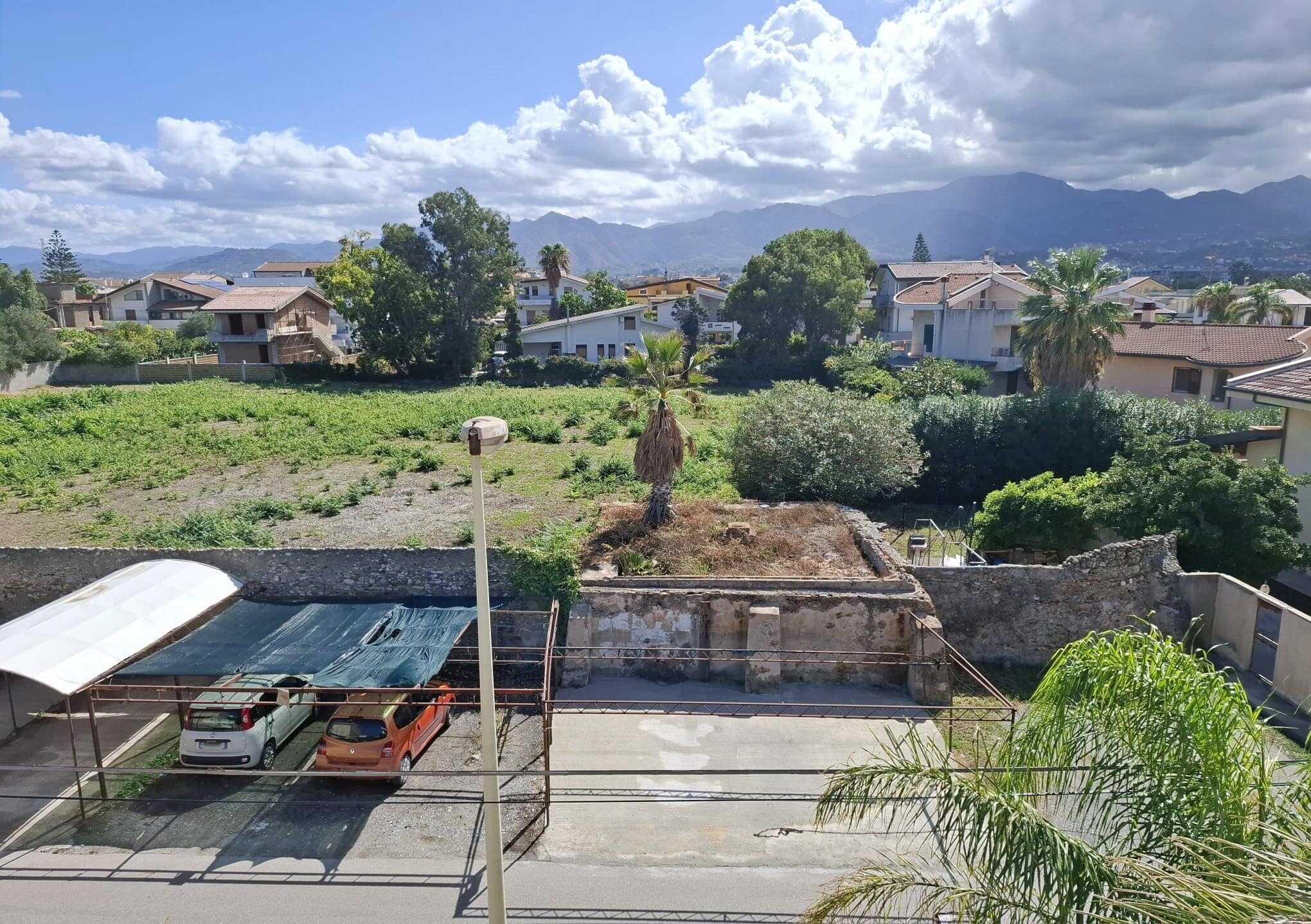 Sfondi di case residenziali con montagne sullo sfondo, viste di un quartiere con case moderne e natura, scatto di alta qualità per servizi immobiliari NextCasa in Italia.
