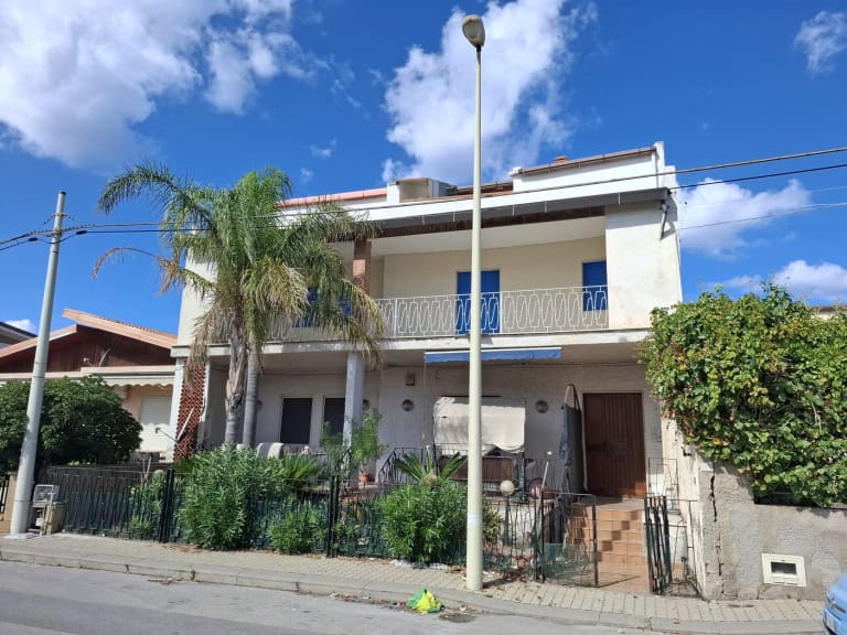Appartamento mansardato in via Spinesante 184, Barcellona P.G., Me