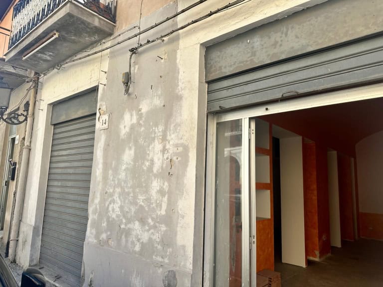 Locale commerciale in vendita in via Garibaldi 12-14, Barcellona P.G., Me