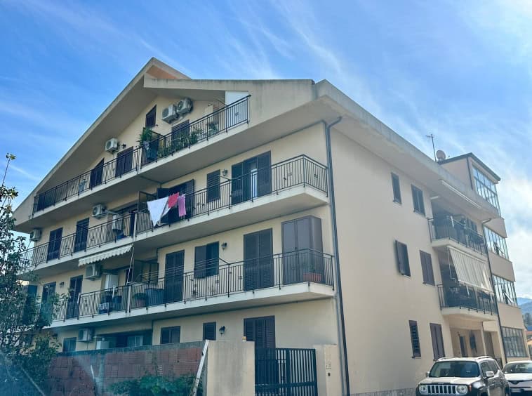 Appartamento moderno con balconi, condizionatori e spazi esterni, in zona residenziale con aree verdi, ideale per investimenti immobiliari e abitazione, gestito da NextCasa.
