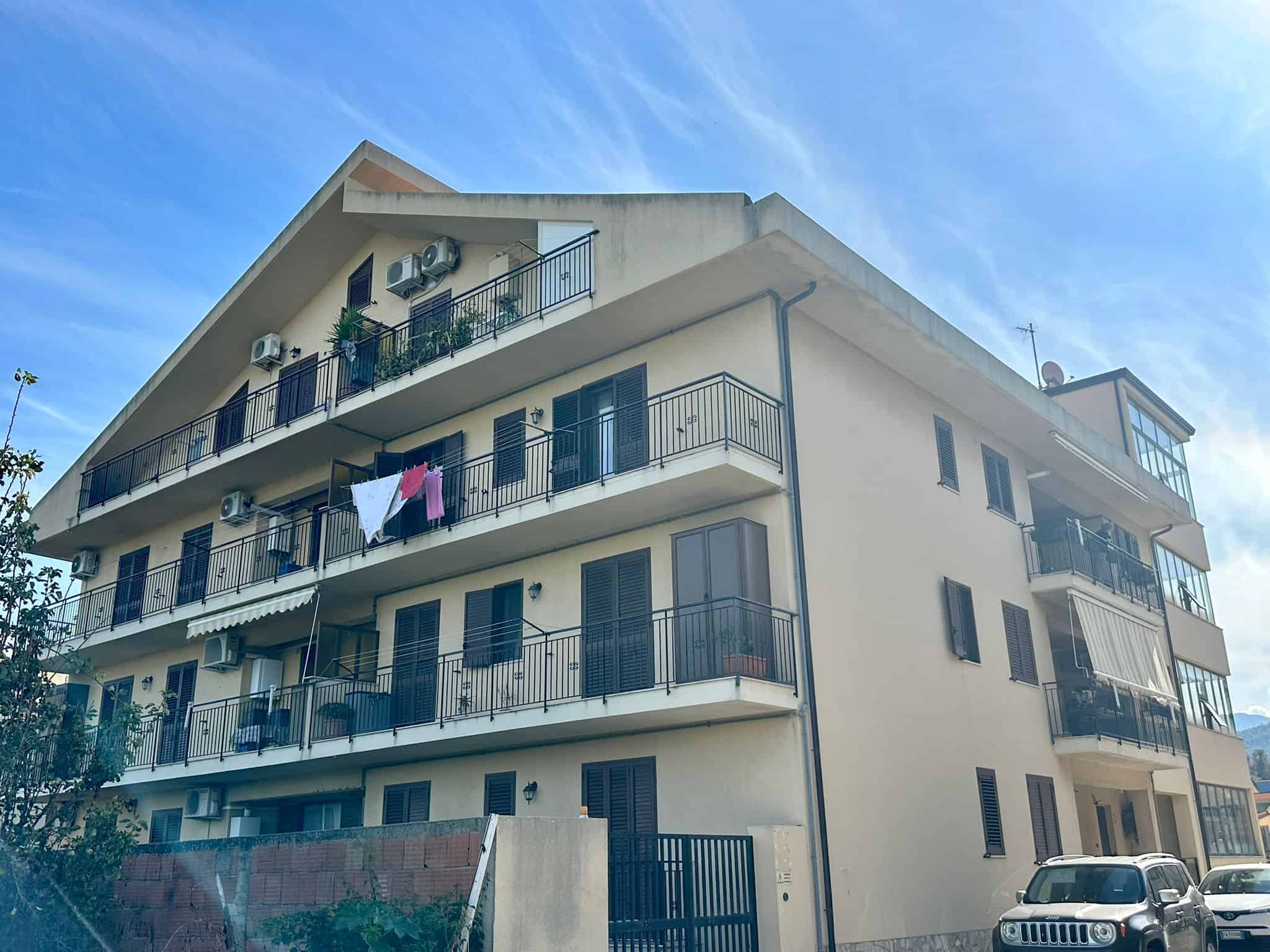 Appartamento moderno con balconi, condizionatori e spazi esterni, in zona residenziale con aree verdi, ideale per investimenti immobiliari e abitazione, gestito da NextCasa.