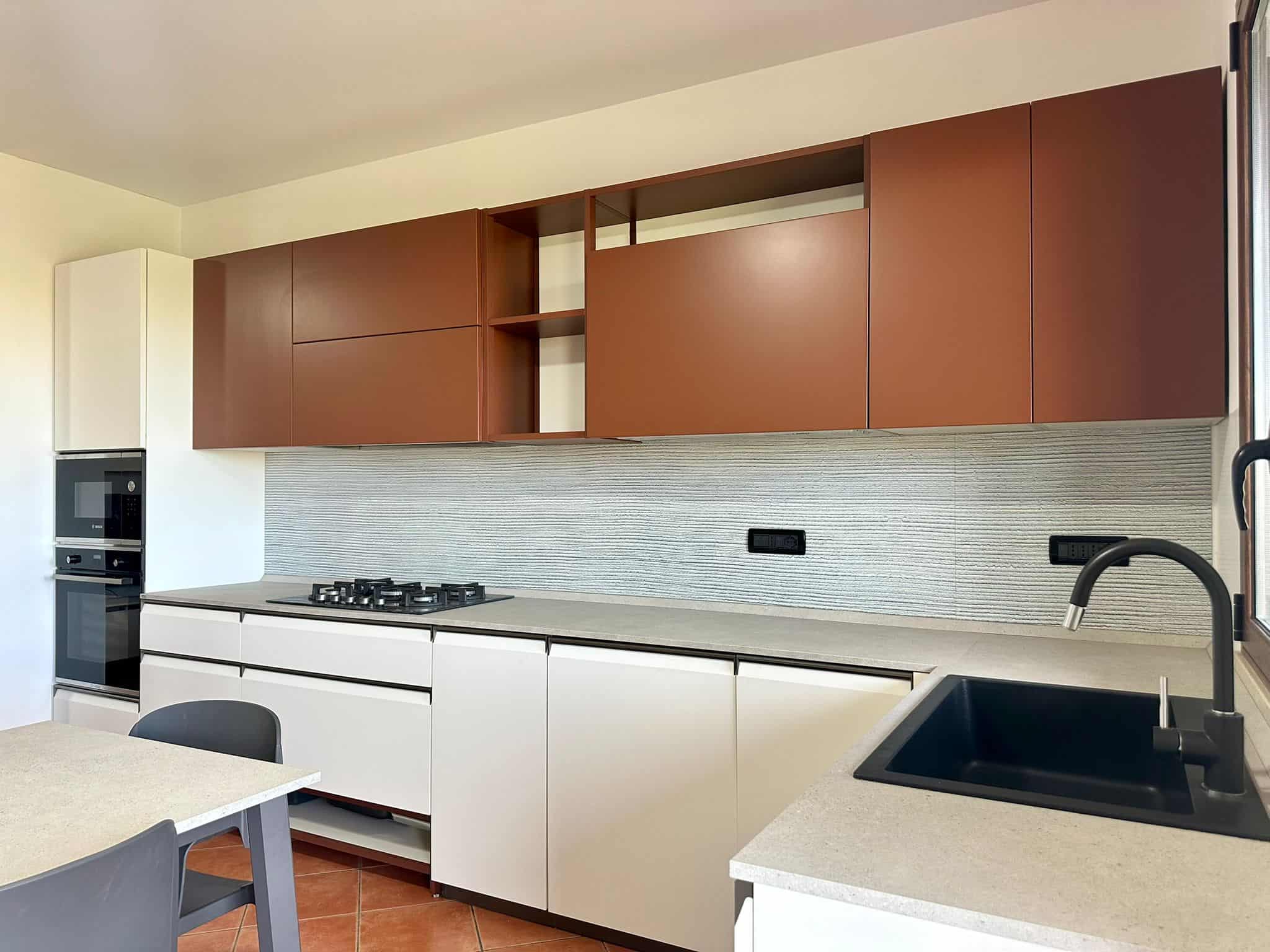 Armadi cucina moderni con ante in legno color noce e superficie in laminato chiaro, cucina funzionale e elegante con piano cottura a gas, lavello e elettrodomestici integrati, spazio abitativo di design.