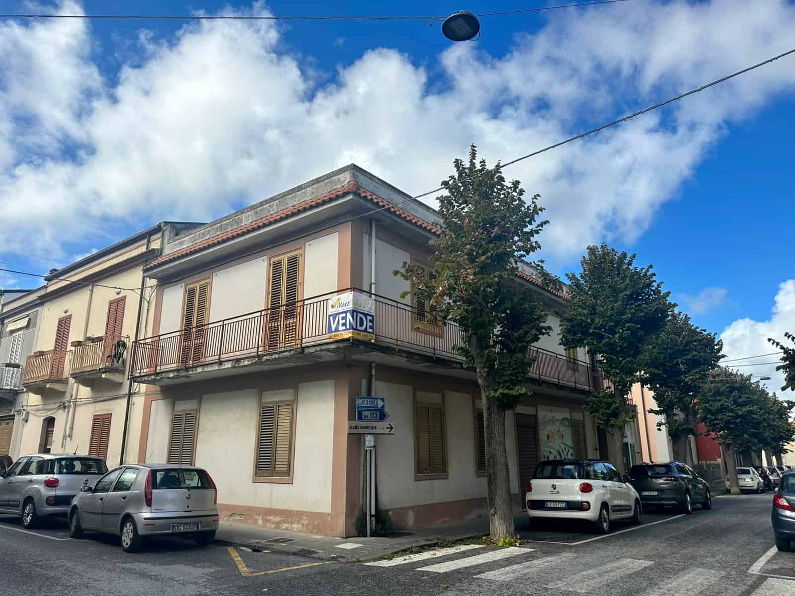 Vente immobiliare in edificio storico a Sesto San Giovanni, con parcheggio e vista sulla strada principale, ideale per investimento o uso residenziale.