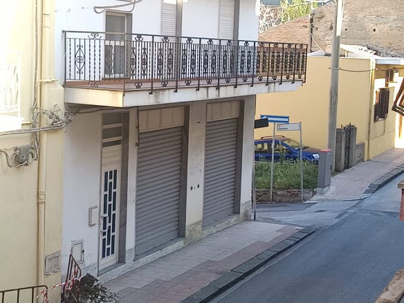 Vendita case a NextCasa, edificio residenziale sito in zona tranquilla, con balcone panoramico, garage e parcheggio tramite saracinesche automatizzate, ideale per investimento immobiliare.