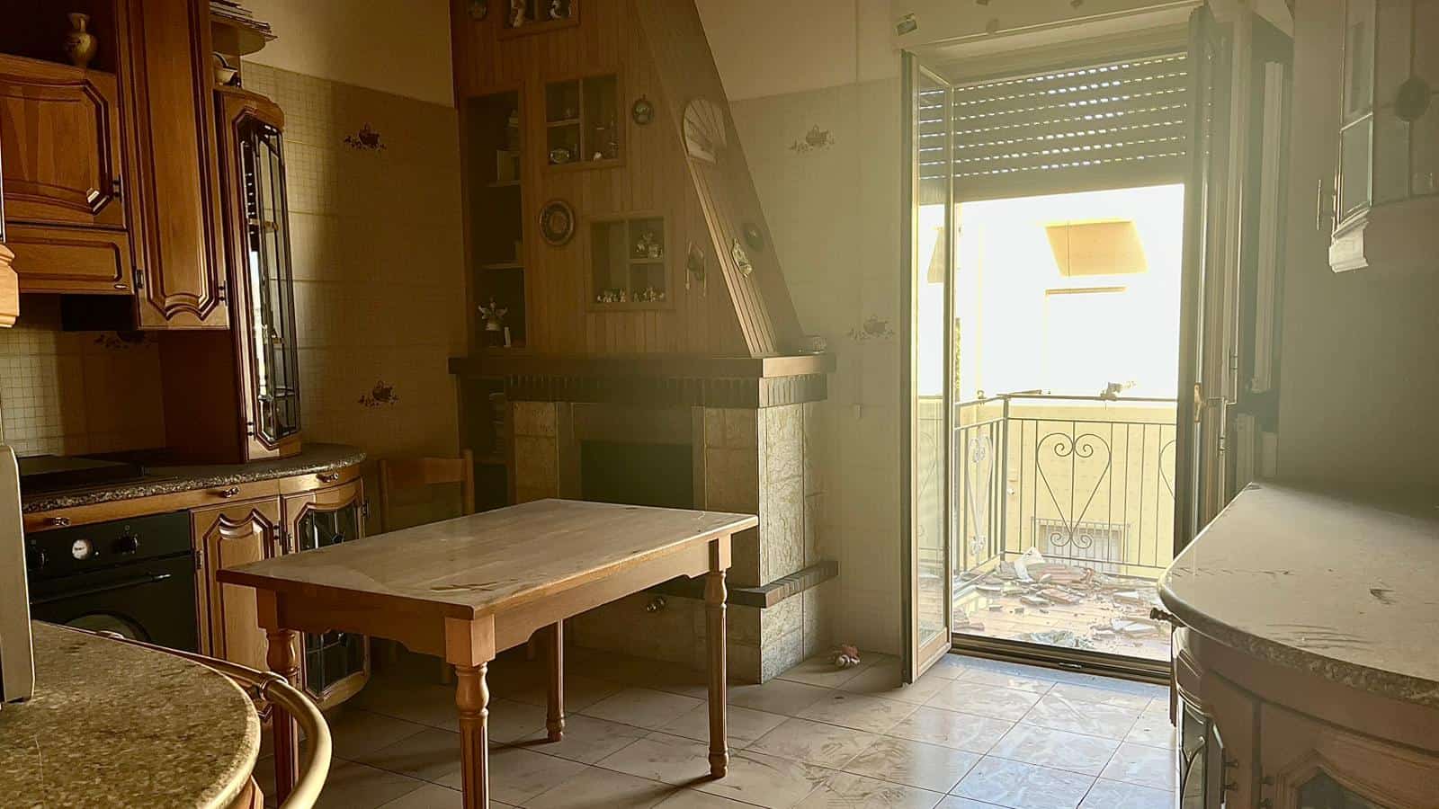 Villetta in vendita con balcone e vista panoramica, perfetta per la famiglia, con ambiente soggiorno luminoso, cucina spaziosa e accesso a balcone con ringhiera in ferro battuto.