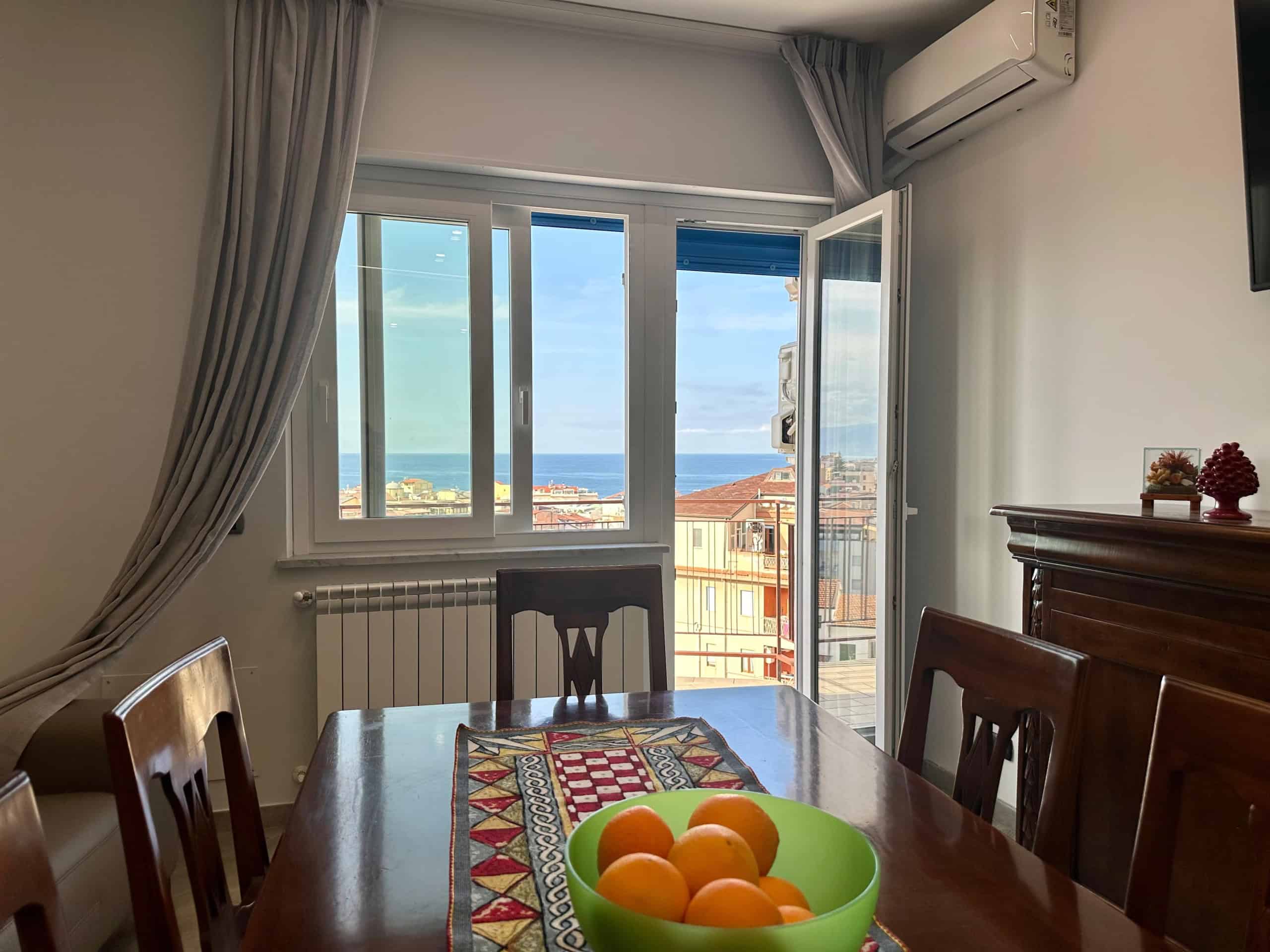 1. Vista mare da appartamento con balcone, illuminato naturale, aria condizionata e arredamento elegante a NextCasa Italia.