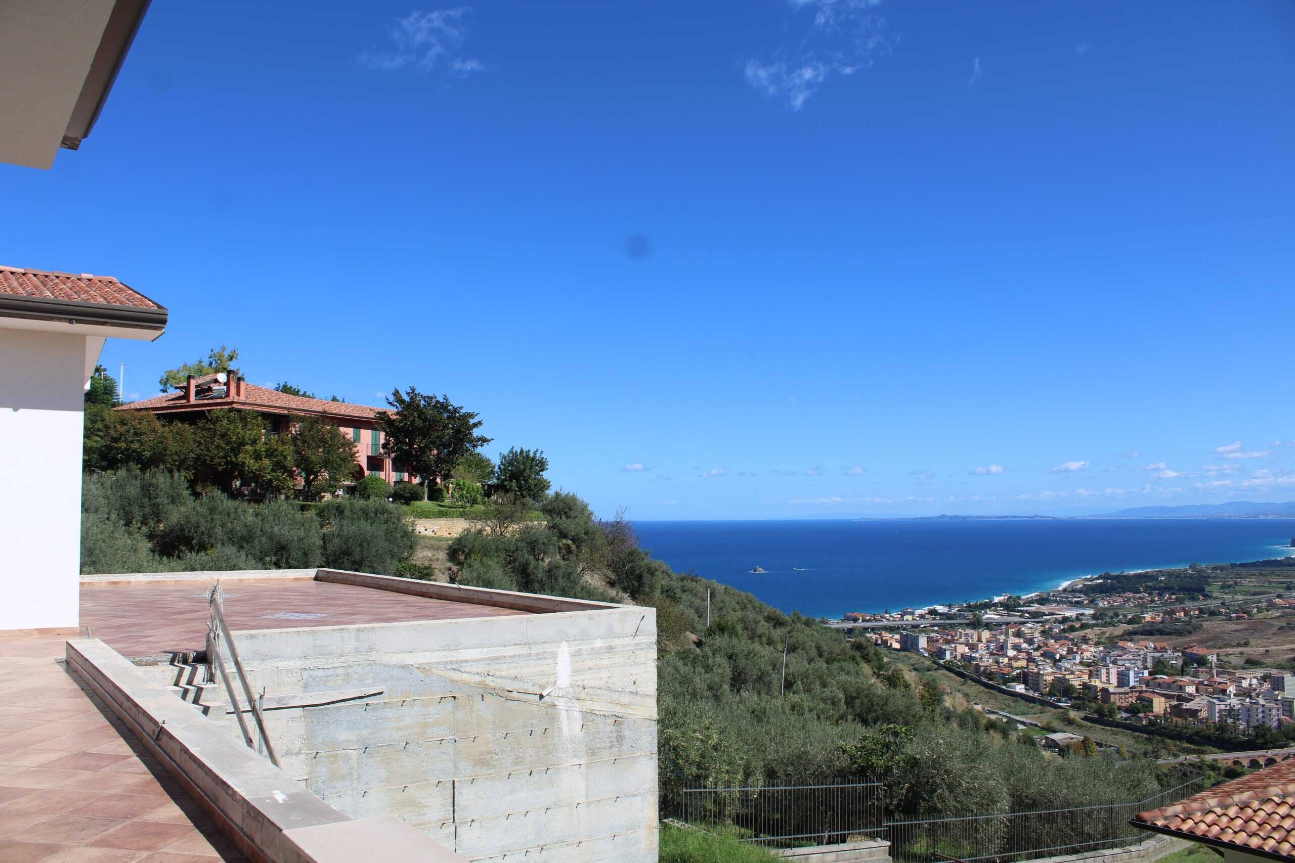 VISTA MARE DALLA TERRAZZA DI UNA CASA PRIVATA NELLA CITTA' COSTIERA, con paesaggi panoramici, mare blu, e colline circostanti, ideale per immobili di lusso e residenze con viste spettacolari.