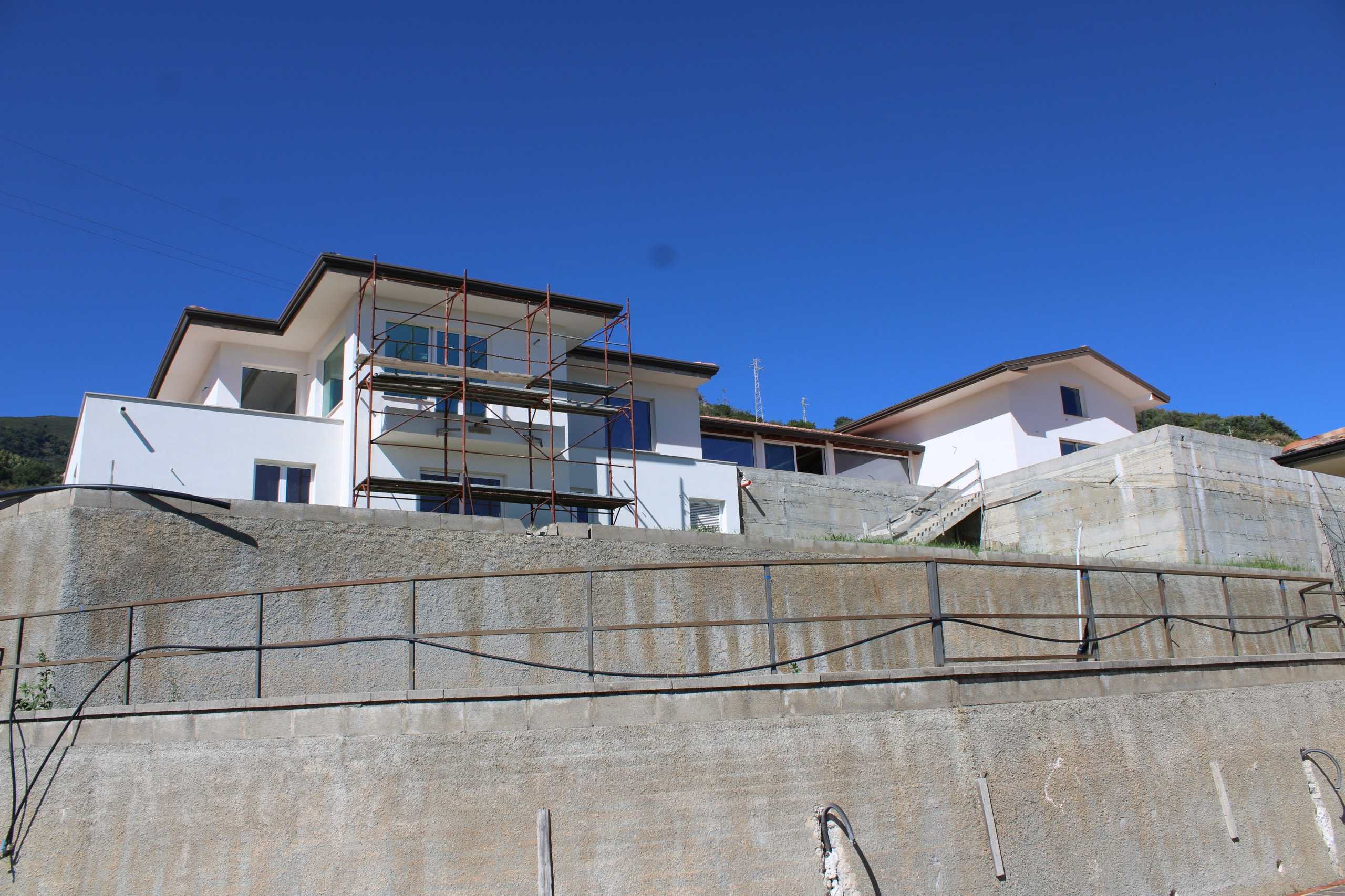 Appartamenti in costruzione a schiera su terreno terrazzato con sistema di isolamento termico e strutture moderne a due piani, pronto per essere personalizzato.