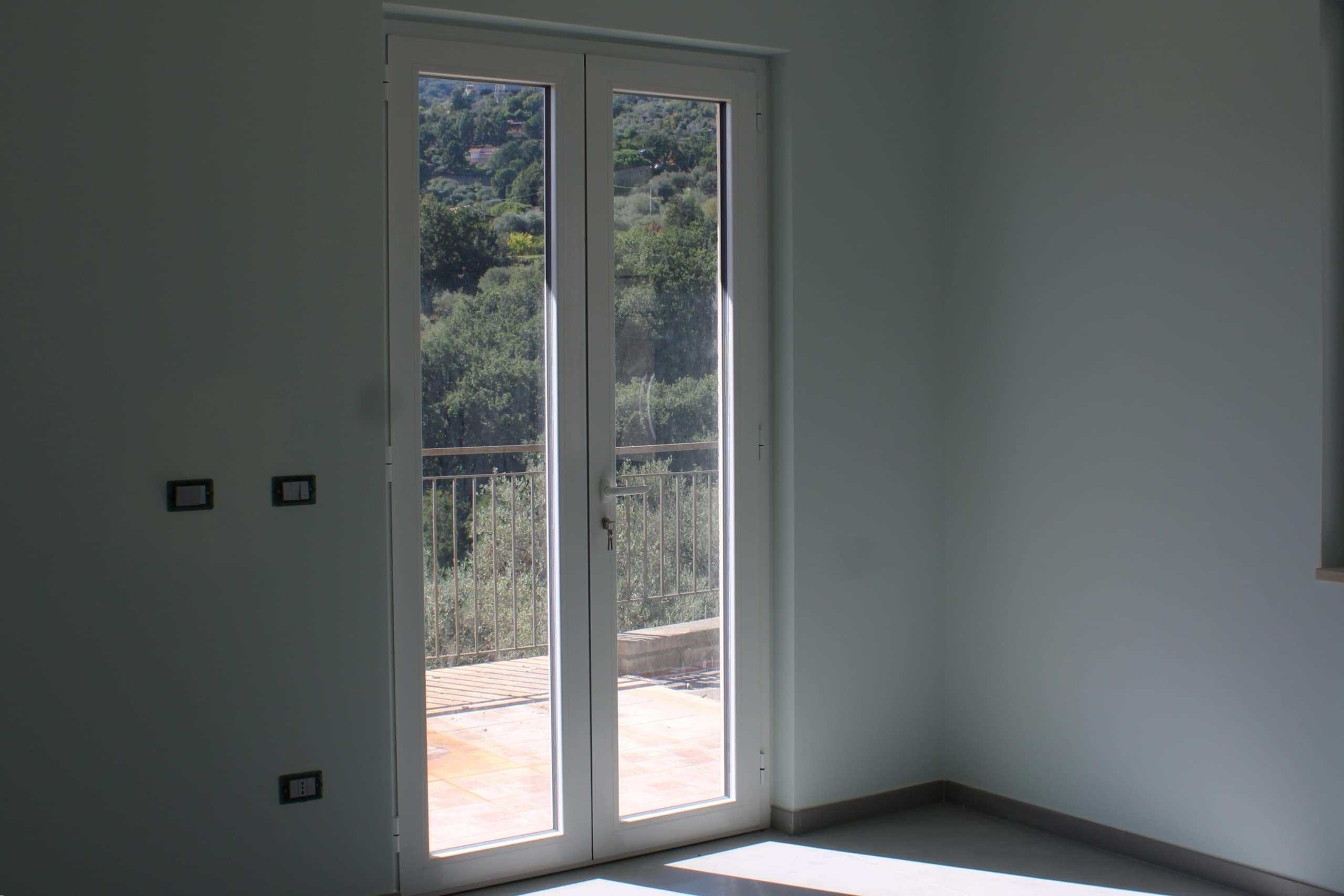 Finestre con vista sulla natura in casa moderna, isolamento termico e design funzionale di NextCasa, soluzioni immobiliari innovative e sostenibili, edilizia residenziale di alta qualità in Italia.