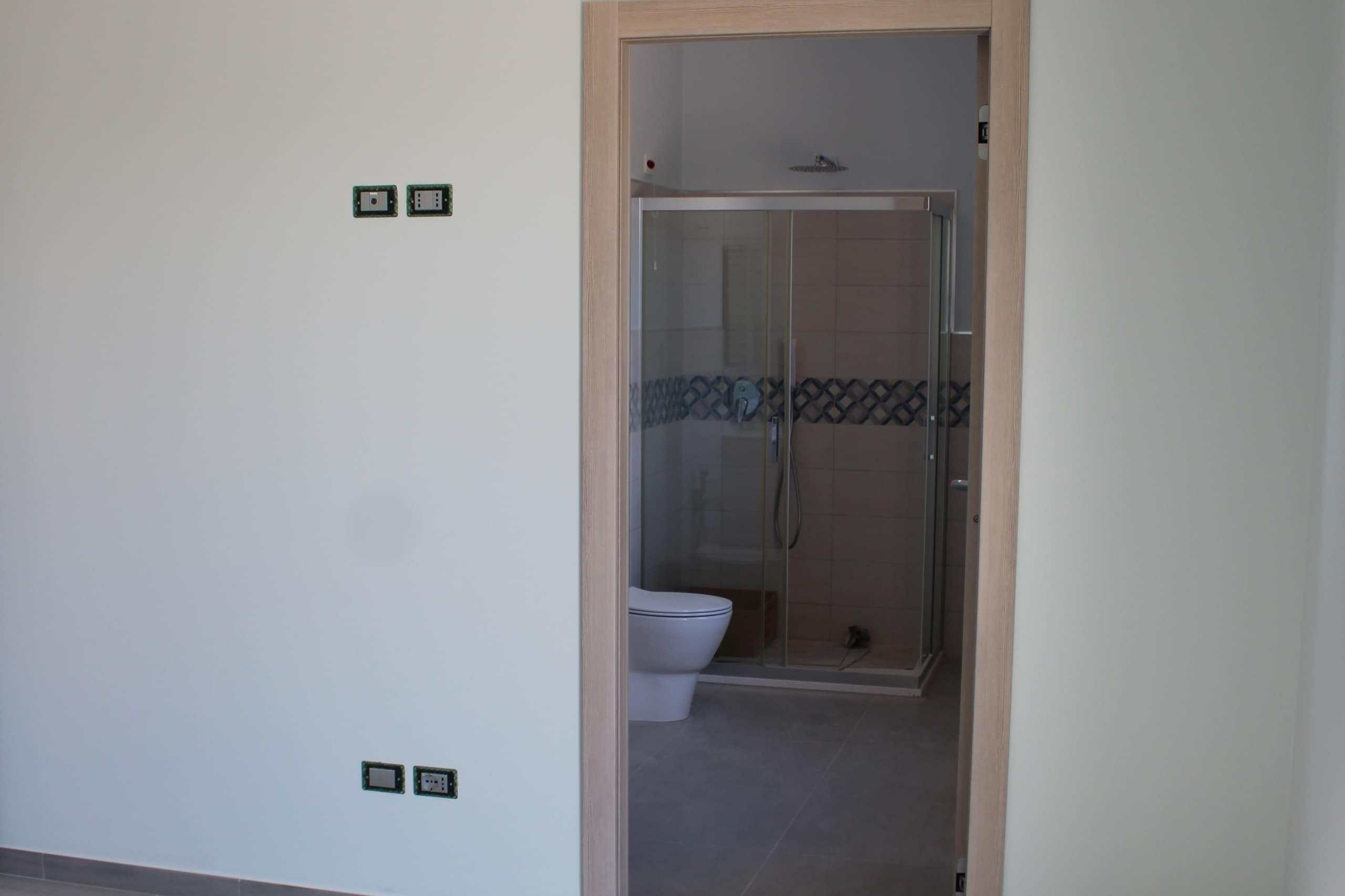 Porte in legno chiaro per bagno moderno NextCasa.