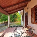 Fascino veranda esterna case in vendita nextcasa, ambiente esterno con vista su giardino e relax, dettagli in legno e atmosfere accoglienti, perfetta per vivere all'aperto in tranquillità.