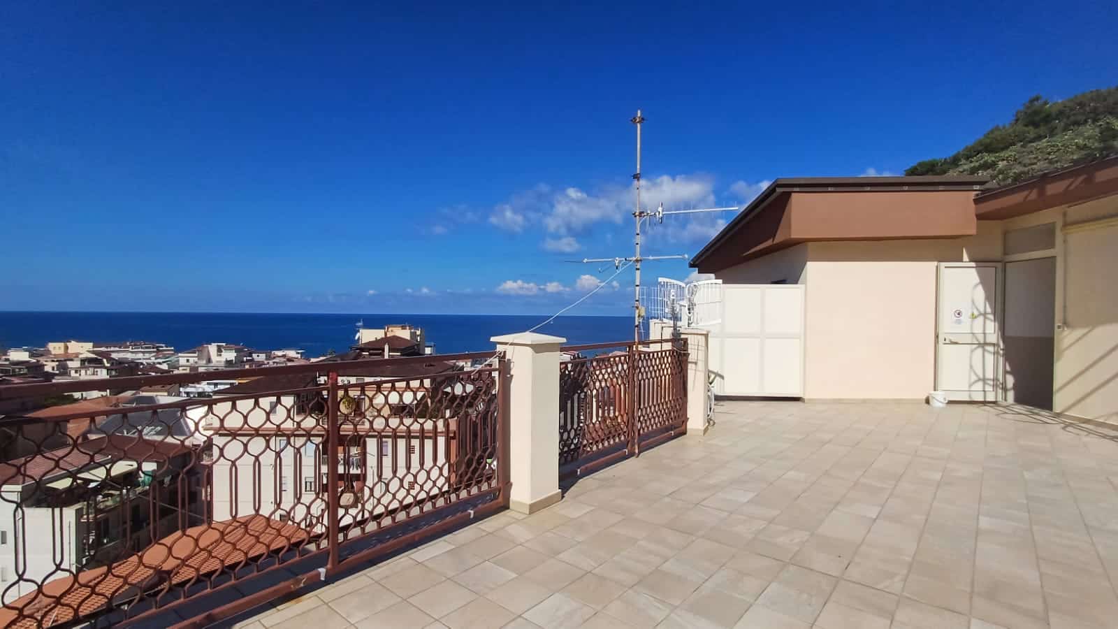 Vasta terrazza con vista mare, spazio esterno per relax e barbecue, in zona residenziale a pochi minuti dalla spiaggia, ideale per vivere all'aperto e godere del clima mediterraneo.