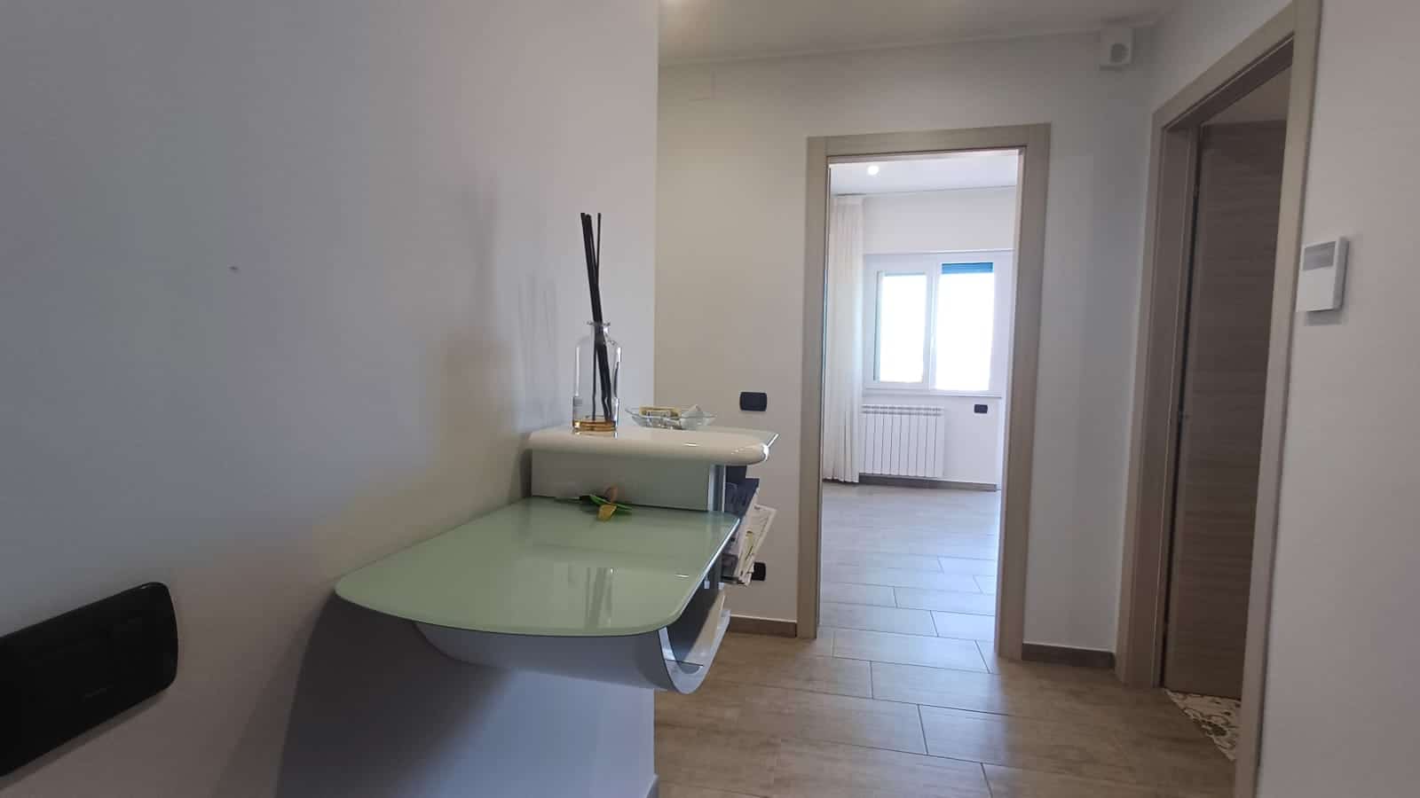 Lavanderia moderna con mobile da cucina e aria luminosa, ideale per servizi di servizi e comfort abitativo, perfetta per annunci immobiliari e mercati di case in vendita o affitto.