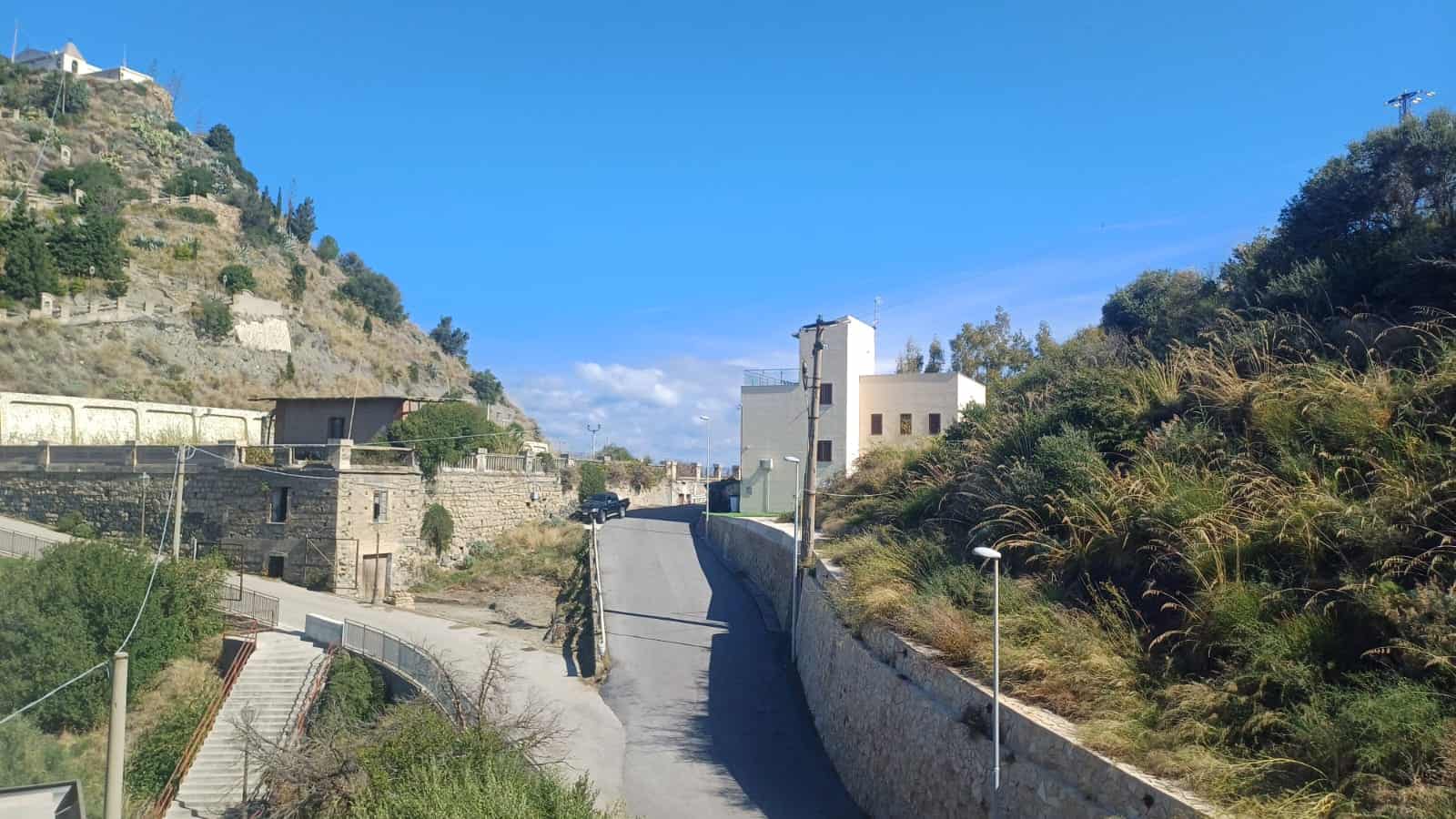Vicinanze di case e scuole con vista panoramica sul Monte Procida, in un'area residenziale tranquilla di Procida, perfetta per vivere in un ambiente sereno e immerso nella natura.