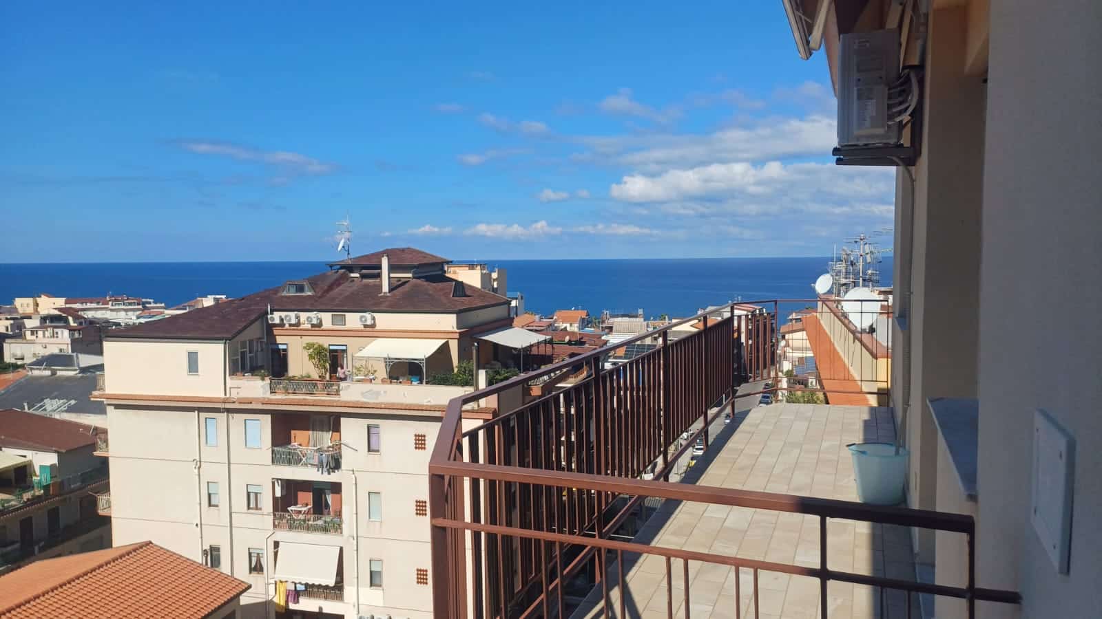 Finestra con vista mare dalla terrazza di un appartamento al centro di Napoli, con panorama sul Golfo di Napoli e le abitazioni circostanti, perfetta per case sul mare e immobili con vista spettacolare.