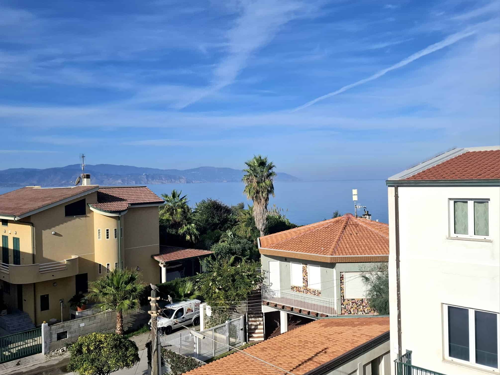 Immagine WhatsApp 2025-10-14 ore 10.51.14_cc12db21 VISTA PANORAMICA MARE E GIARDINO DI CASA IN LOCAZIONE NEXTCASA, RESIDENZA IN ZONA PANORAMICA CON TERRAZZA E VERDE PRIVATO, IDEALE PER VIVERE IN TRANQUILLITÀ VICINO AL MARE, CASA IN AFFITTO.