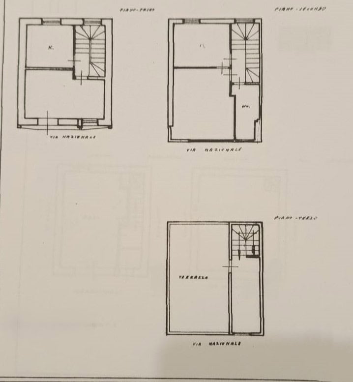 Pianta di una casa con tre piani, illustrando distribuzione e layout degli ambienti, ideale per chi cerca soluzioni abitative personalizzate e planimetrie dettagliate in zona residenziale.
