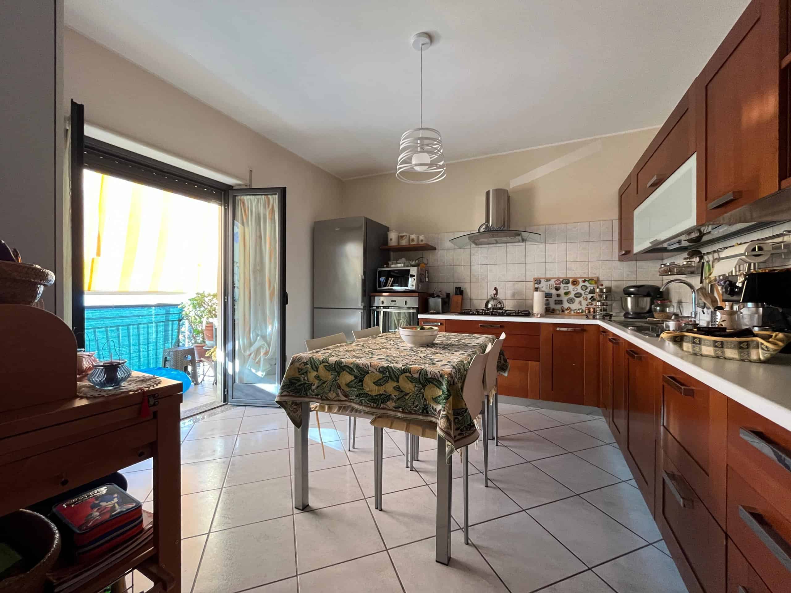 Immagine WhatsApp 2025-10-24 ore 12.29.28_43bd45d0 - Cucina abitabile con mobili in legno, piano cottura a gas e forno, dettagli di elettrodomestici moderni e decorazioni accoglienti.