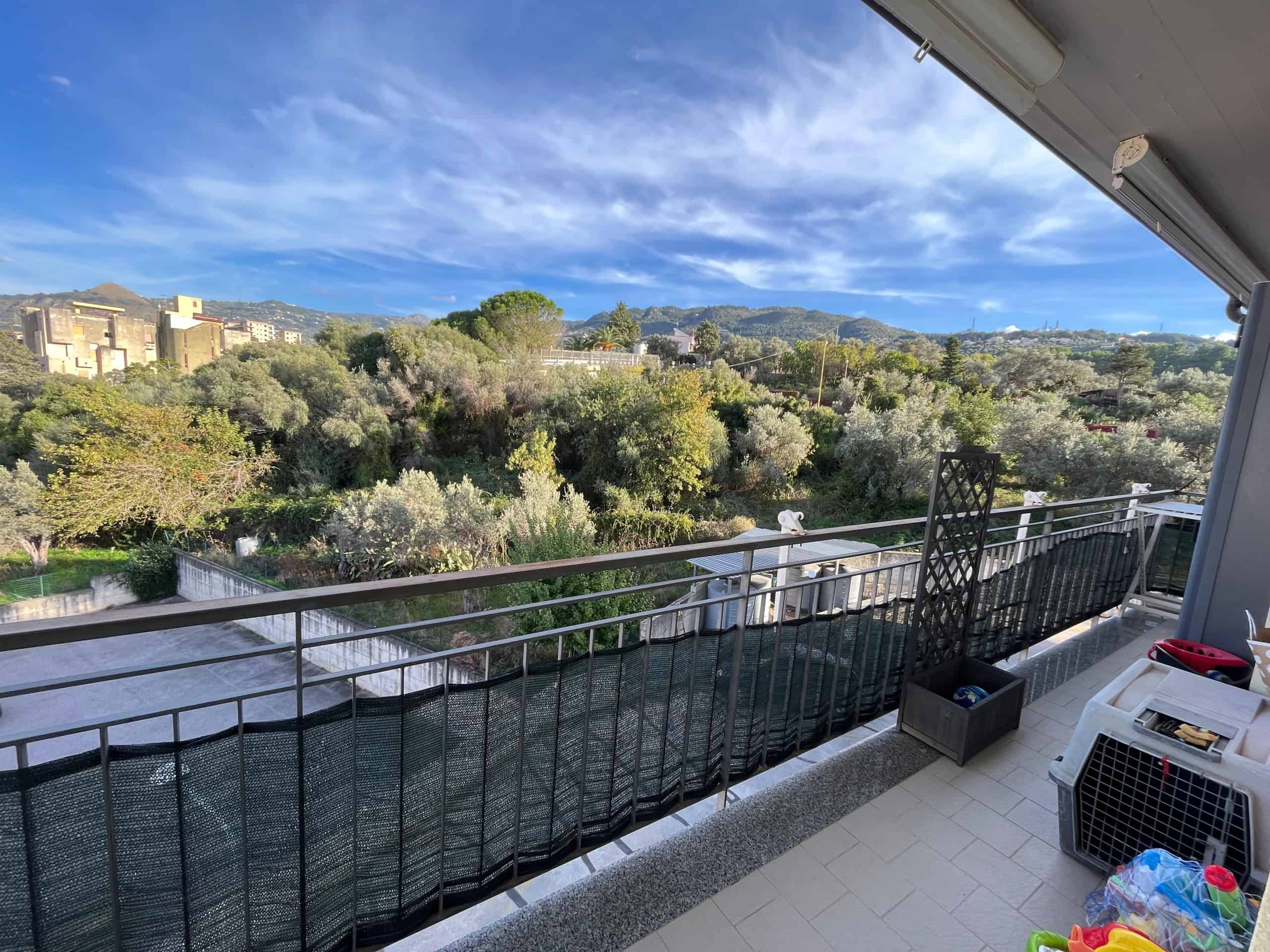 VISTA PANORAMICA DA BALCONE DI APPARTAMENTO IN VENDITA A NEXTCASA, CON PAESAGGIO NATURALE E MONTAigne, PRONTA PER RILASSARSI AL SOLE.