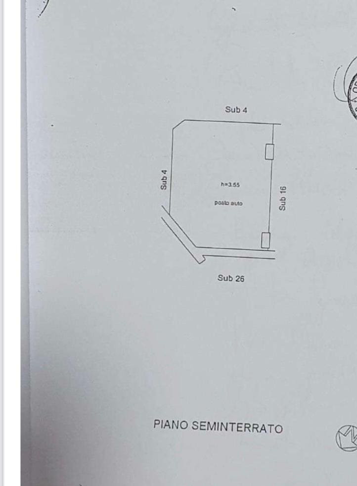 Ampio locale seminterrato con altezza 3,55 metri, adatto a garage auto, planimetria dettagliata con suddivisioni sub 4, sub 16 e sub 26, ideali per investimento immobiliare NextCasa.