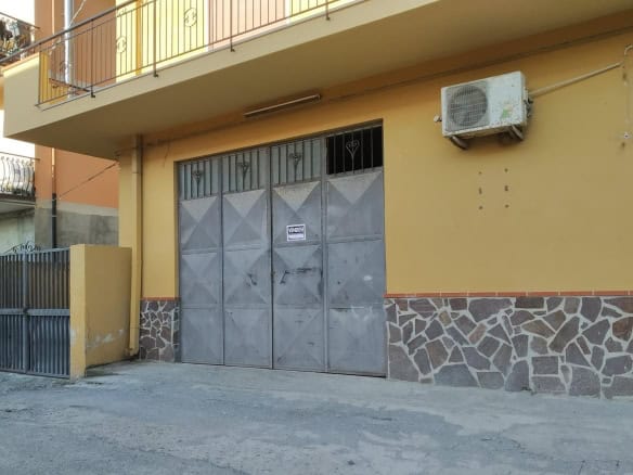Vasta garage in vendita in zona residenziale con accesso privato e spazio sufficiente per più veicoli. Edificio in stabile con portone blindato e rivestimento in pietra naturale. Ottima opportunità immobiliare.